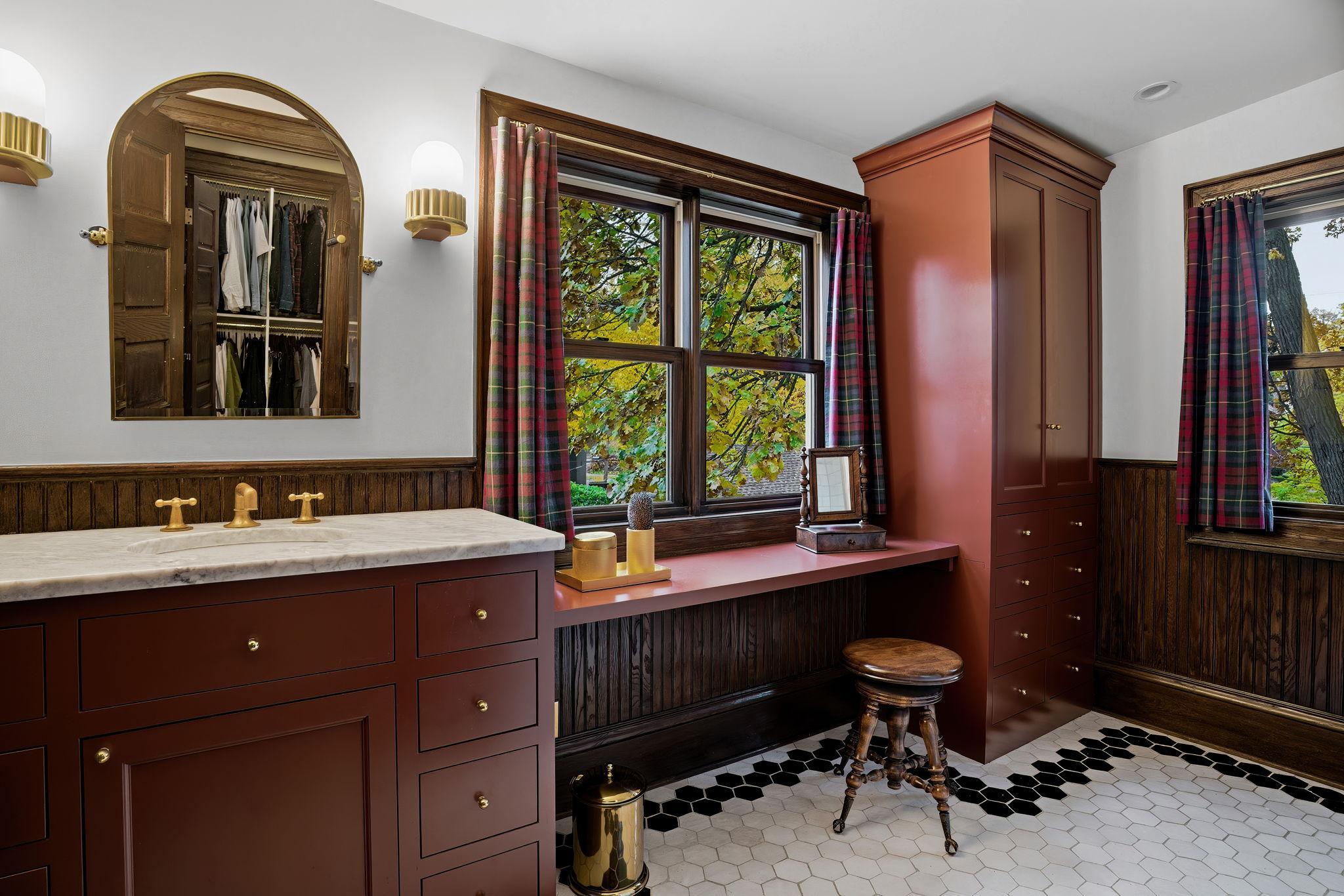 212 Cedar Lake Road S