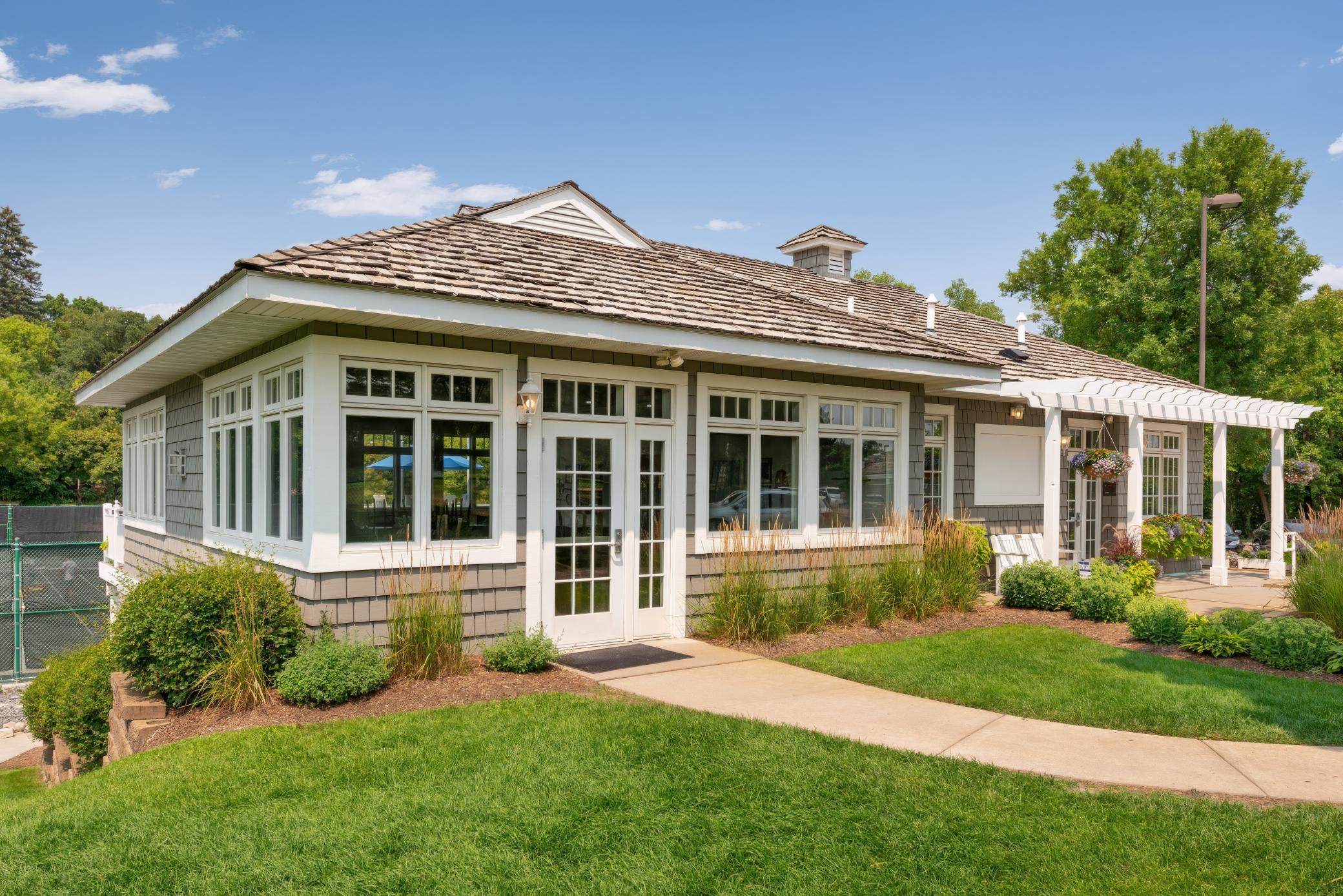 4901 Hawthorne Court #202