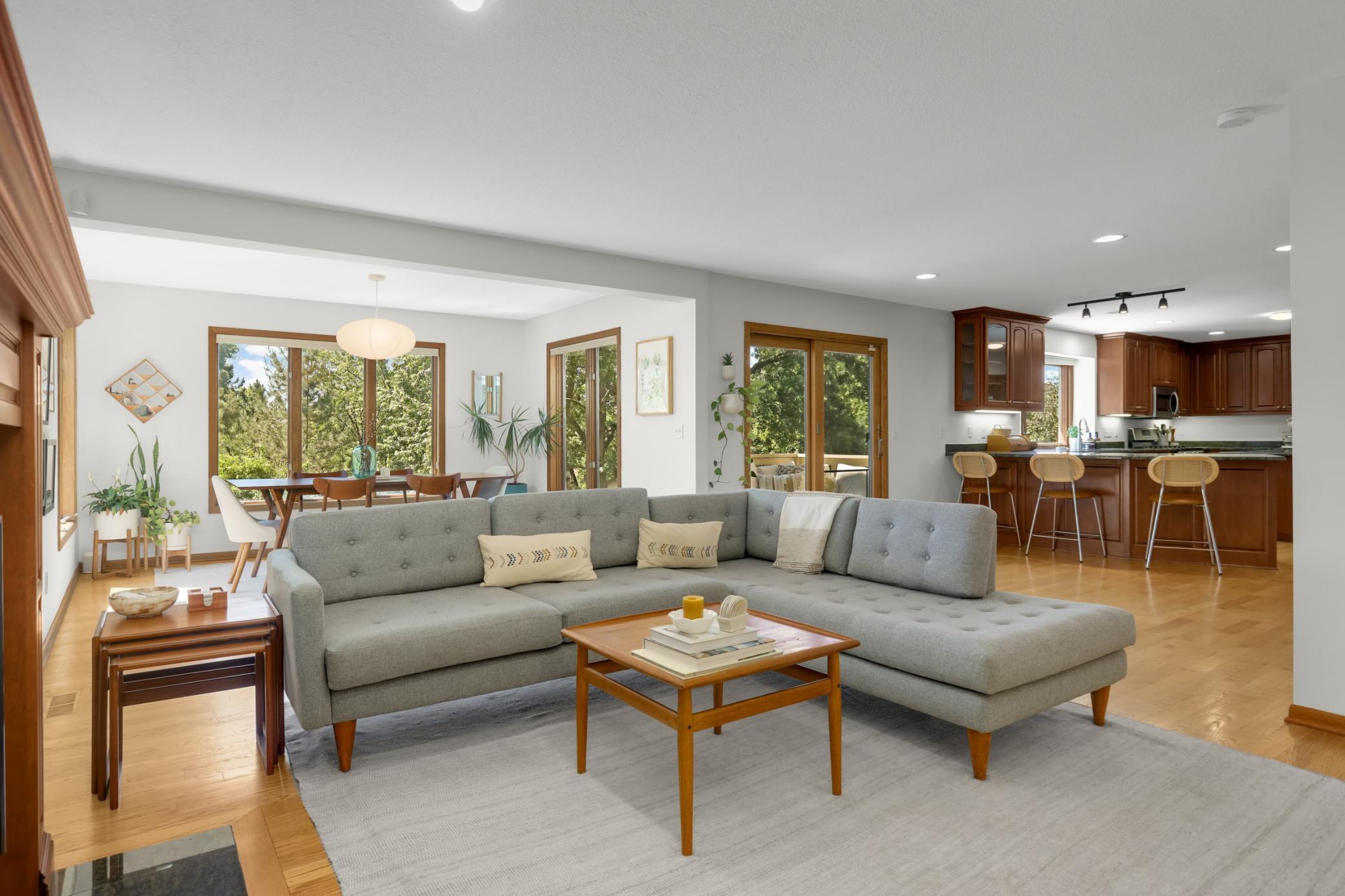 8713 Lakeview Circle