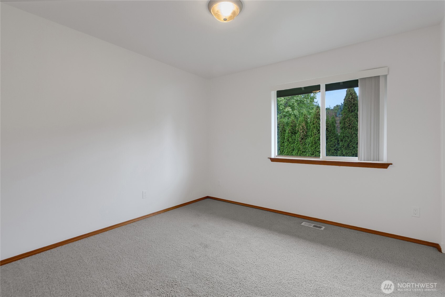 854 Center Street W