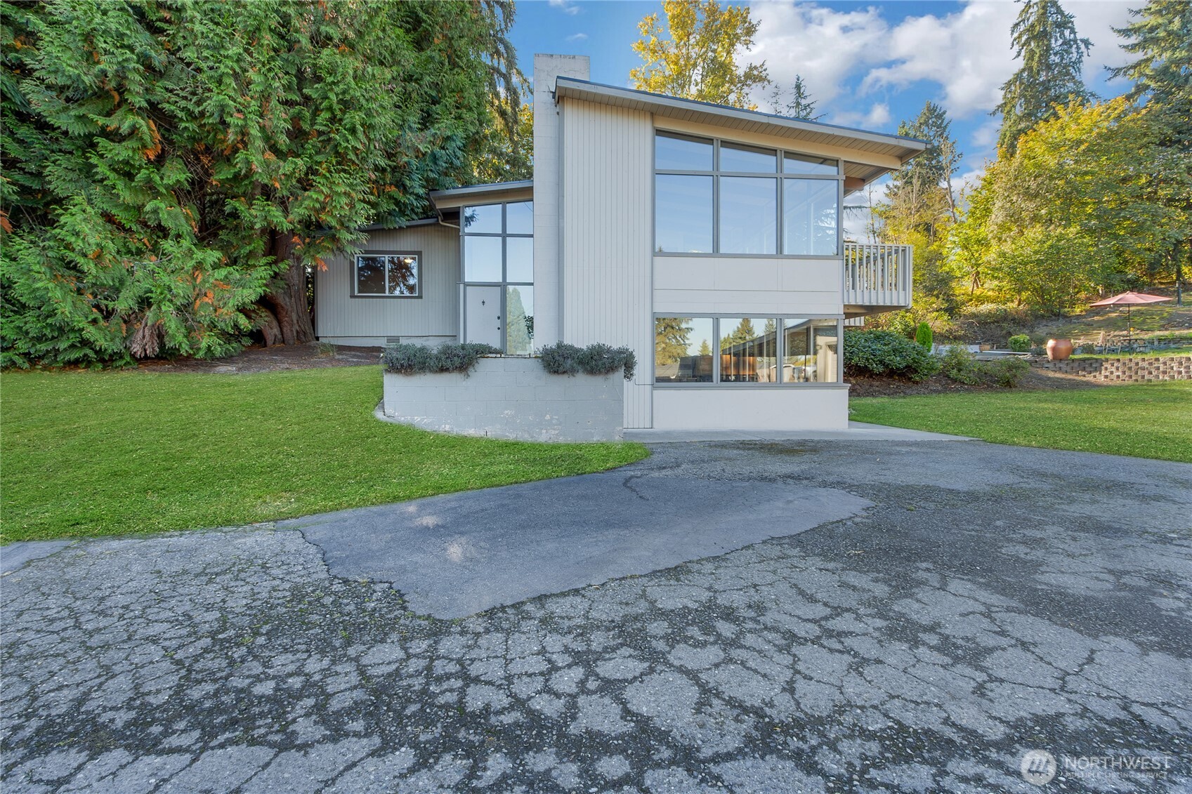 8726 Fruitland Avenue E