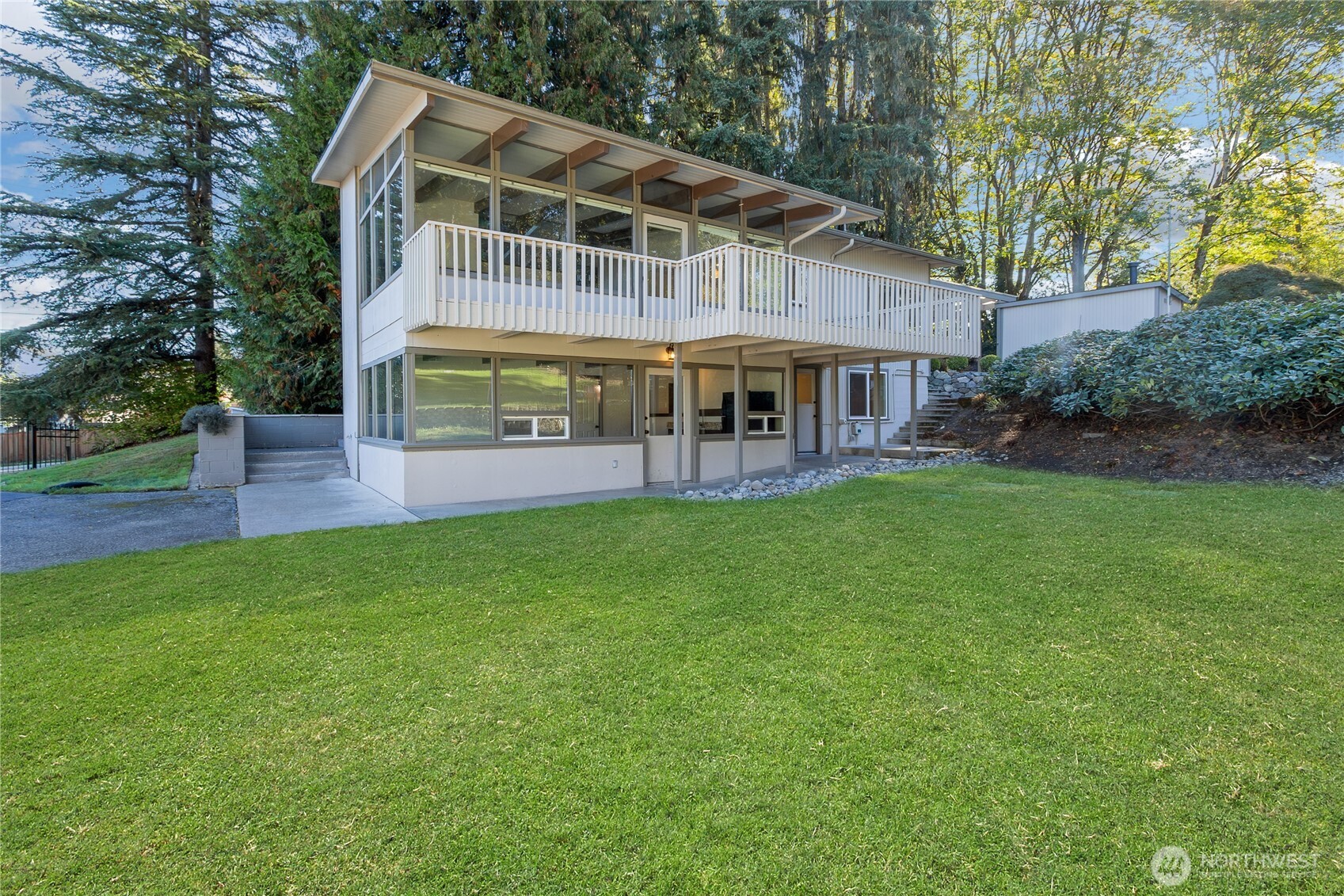 8726 Fruitland Avenue E