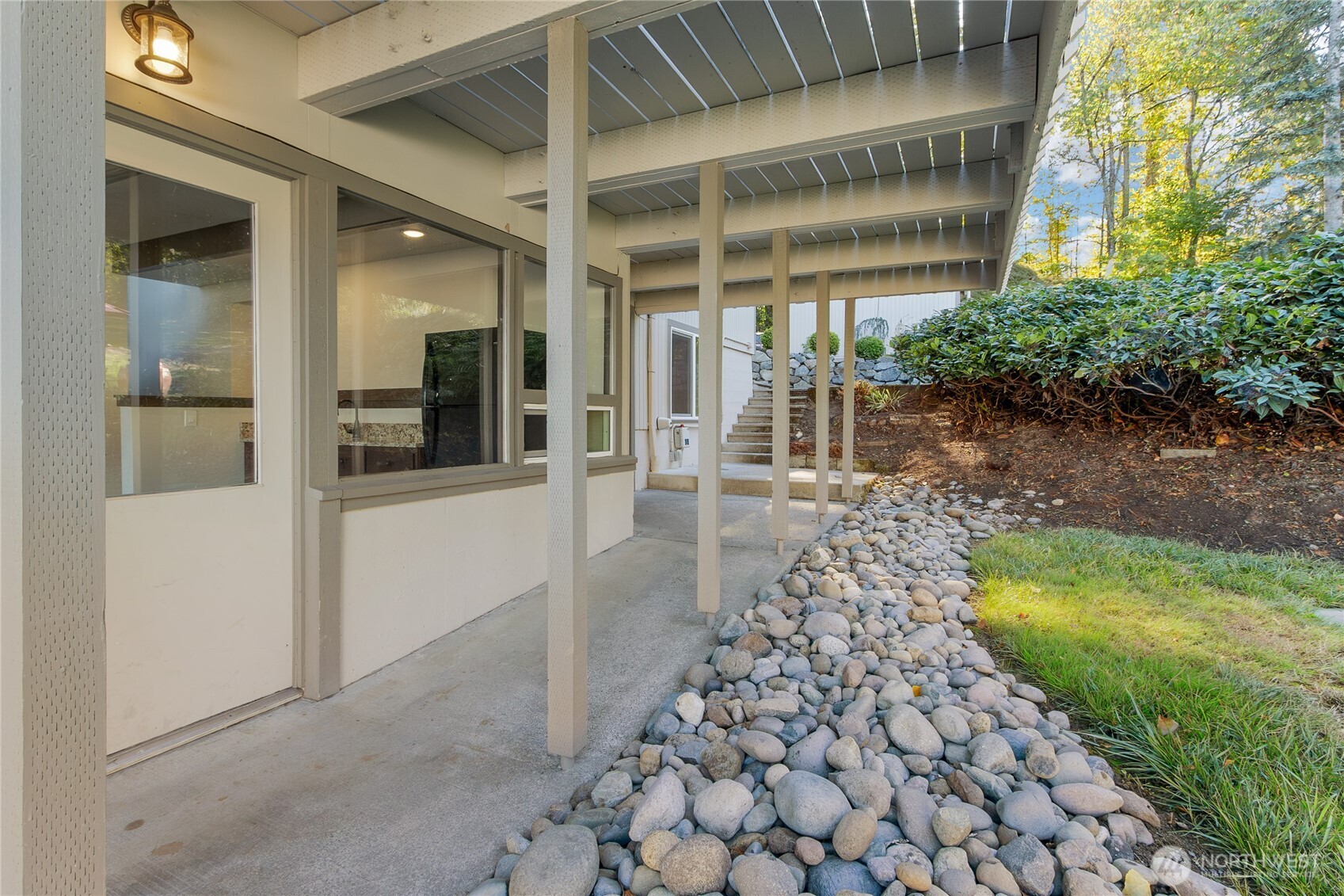 8726 Fruitland Avenue E