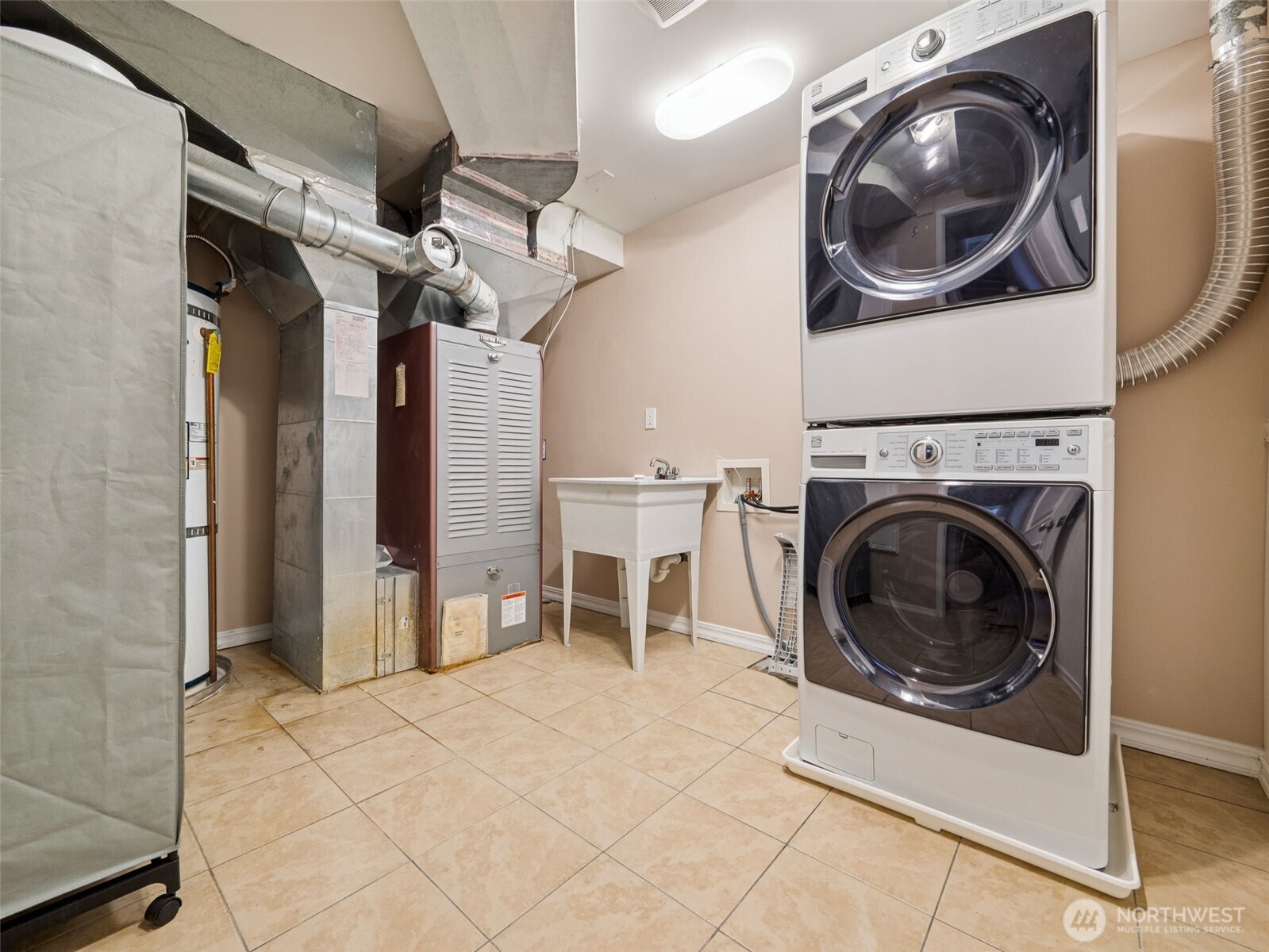 8424 East Side Drive NE