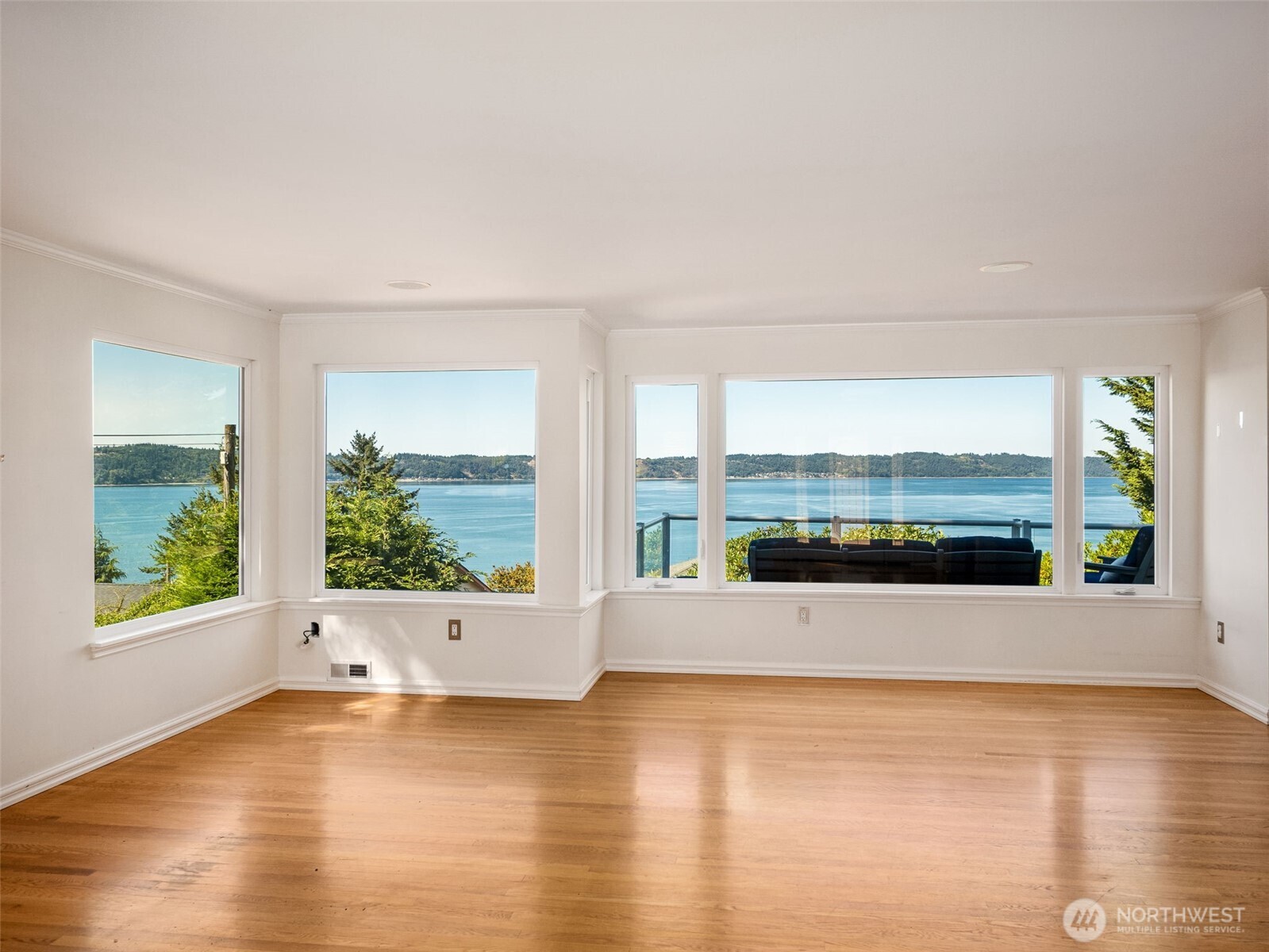 8424 East Side Drive NE