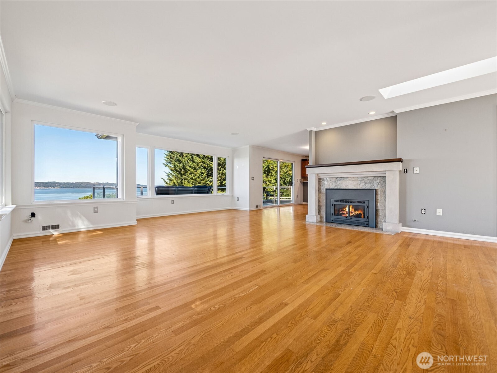 8424 East Side Drive NE