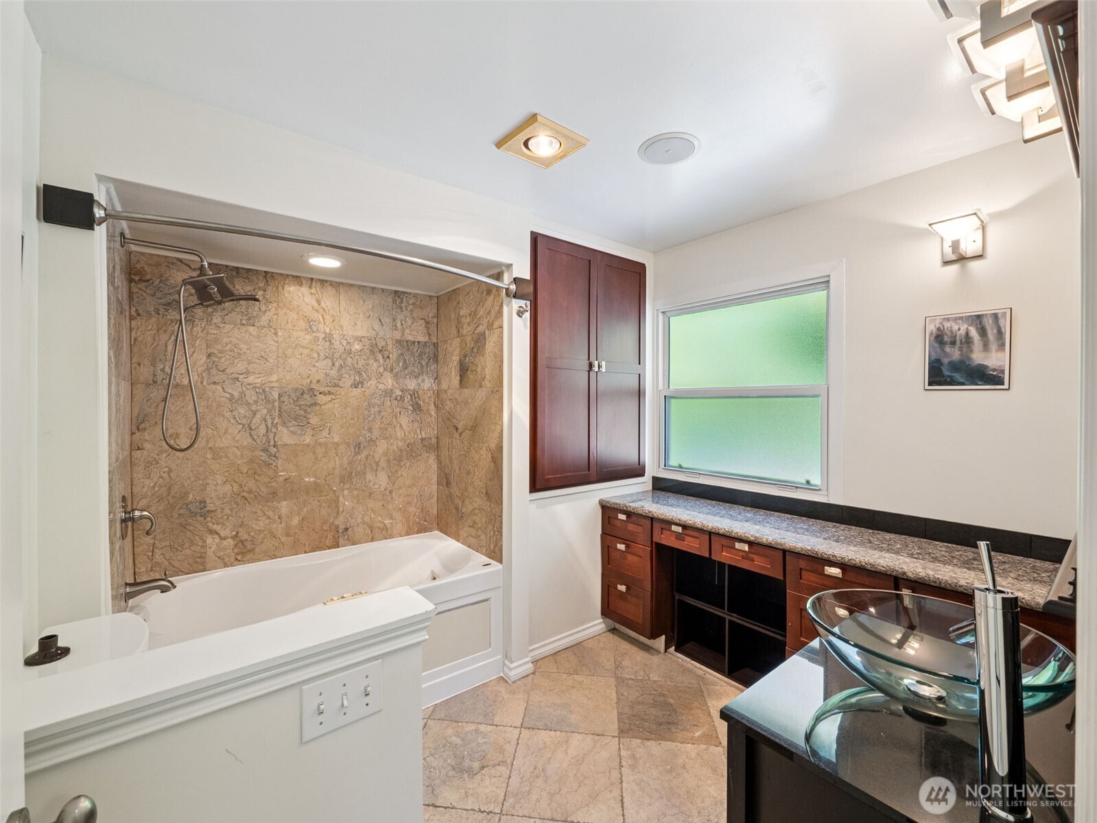 8424 East Side Drive NE