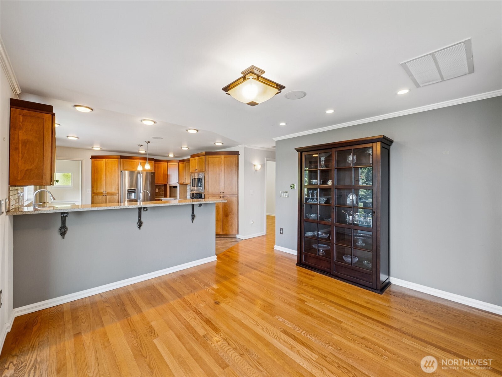 8424 East Side Drive NE