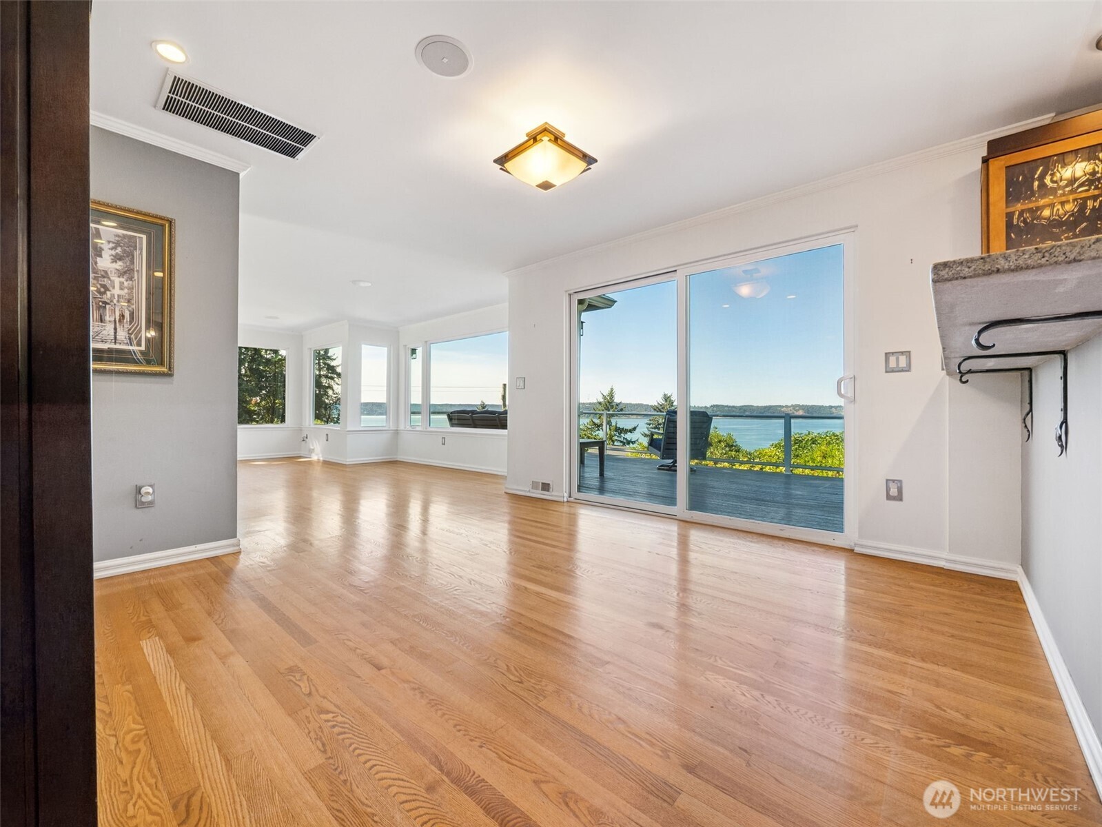 8424 East Side Drive NE