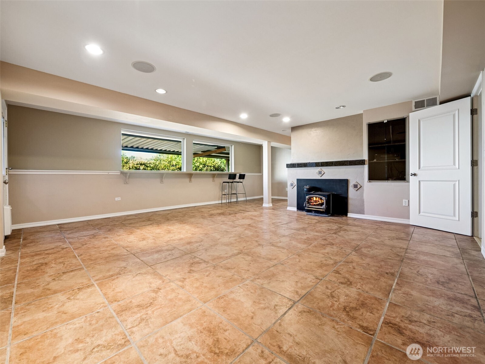 8424 East Side Drive NE