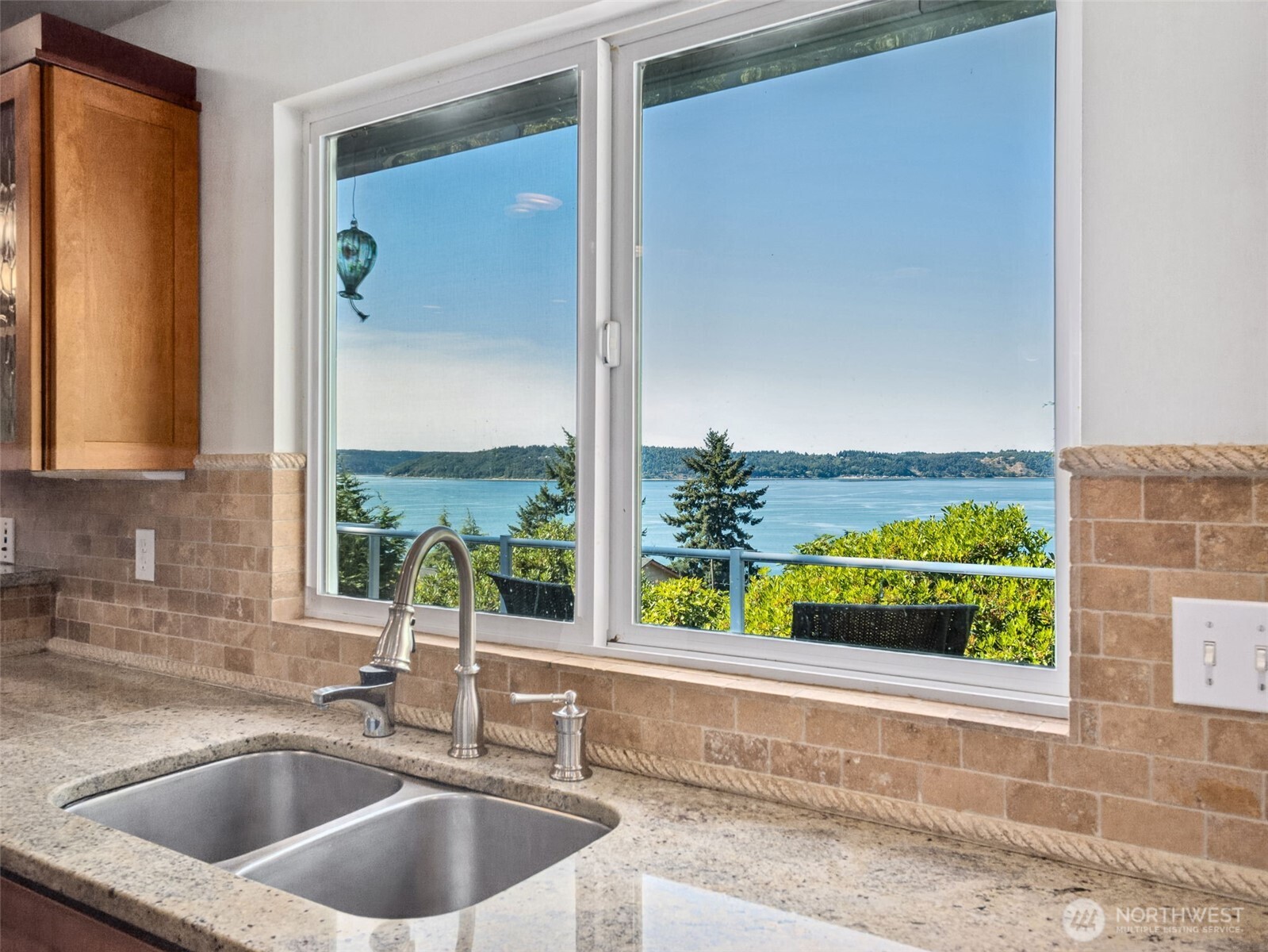 8424 East Side Drive NE