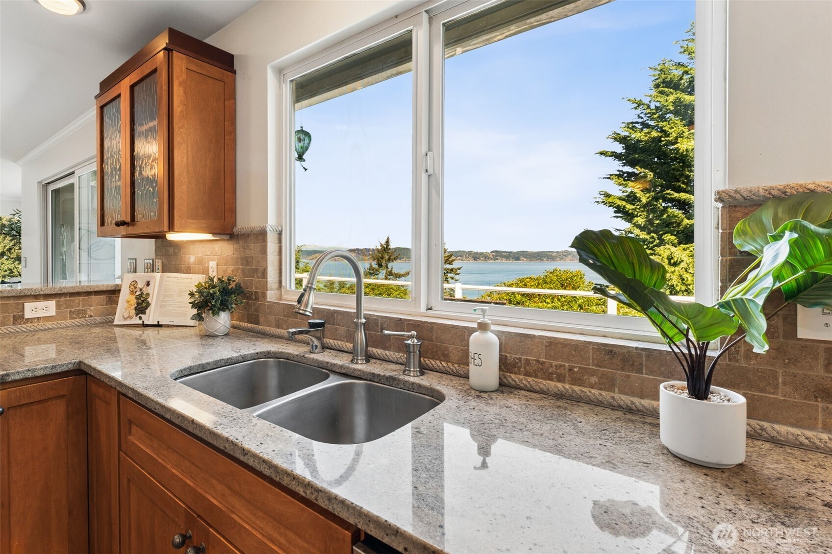 8424 East Side Drive NE