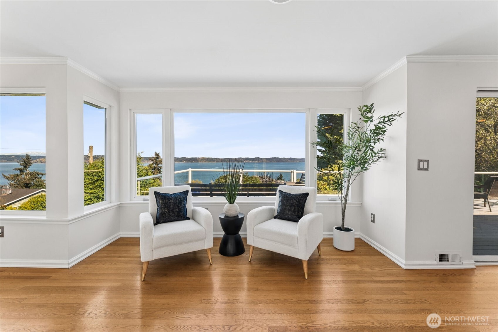 8424 East Side Drive NE