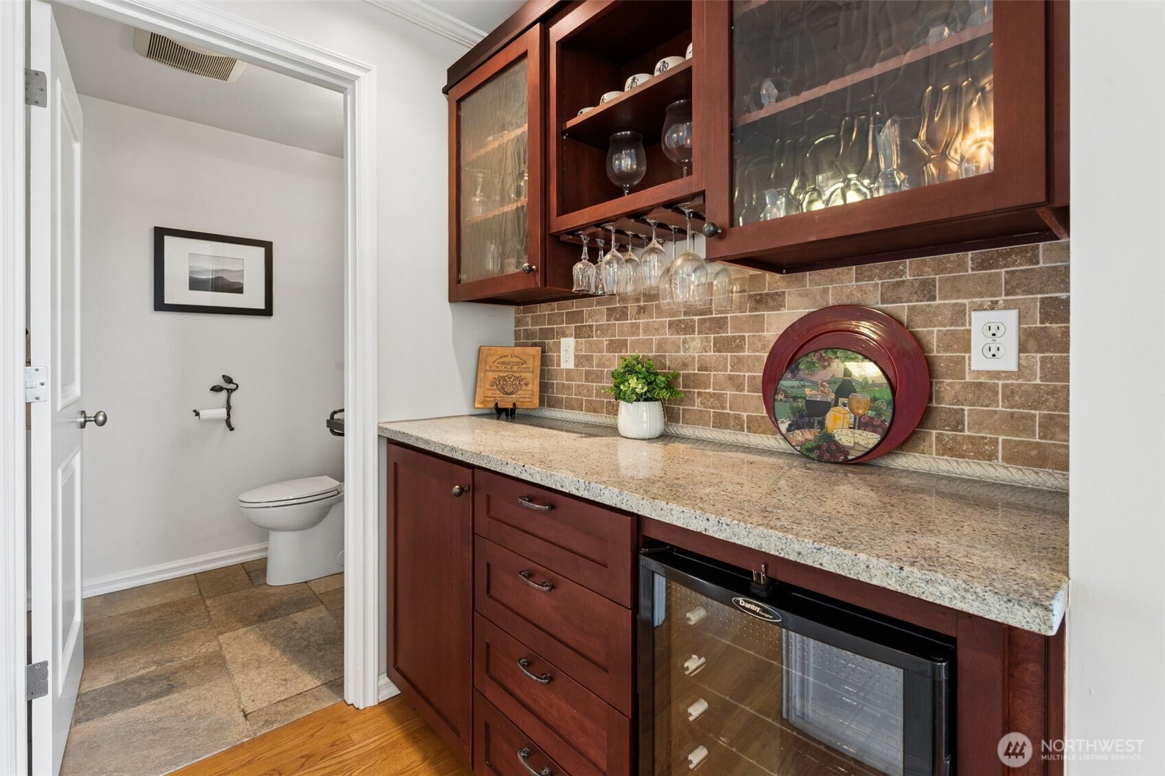 8424 East Side Drive NE