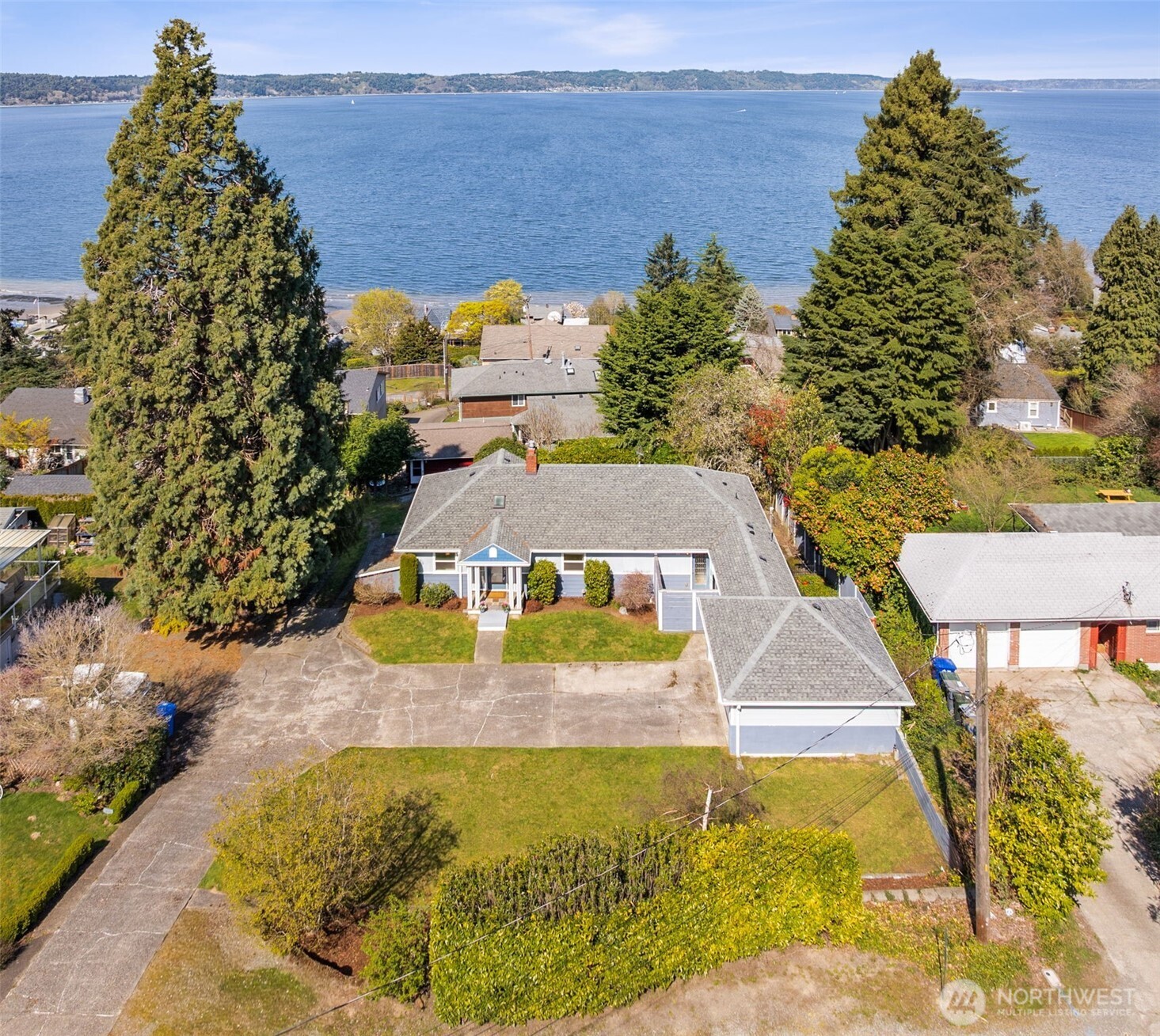 8424 East Side Drive NE