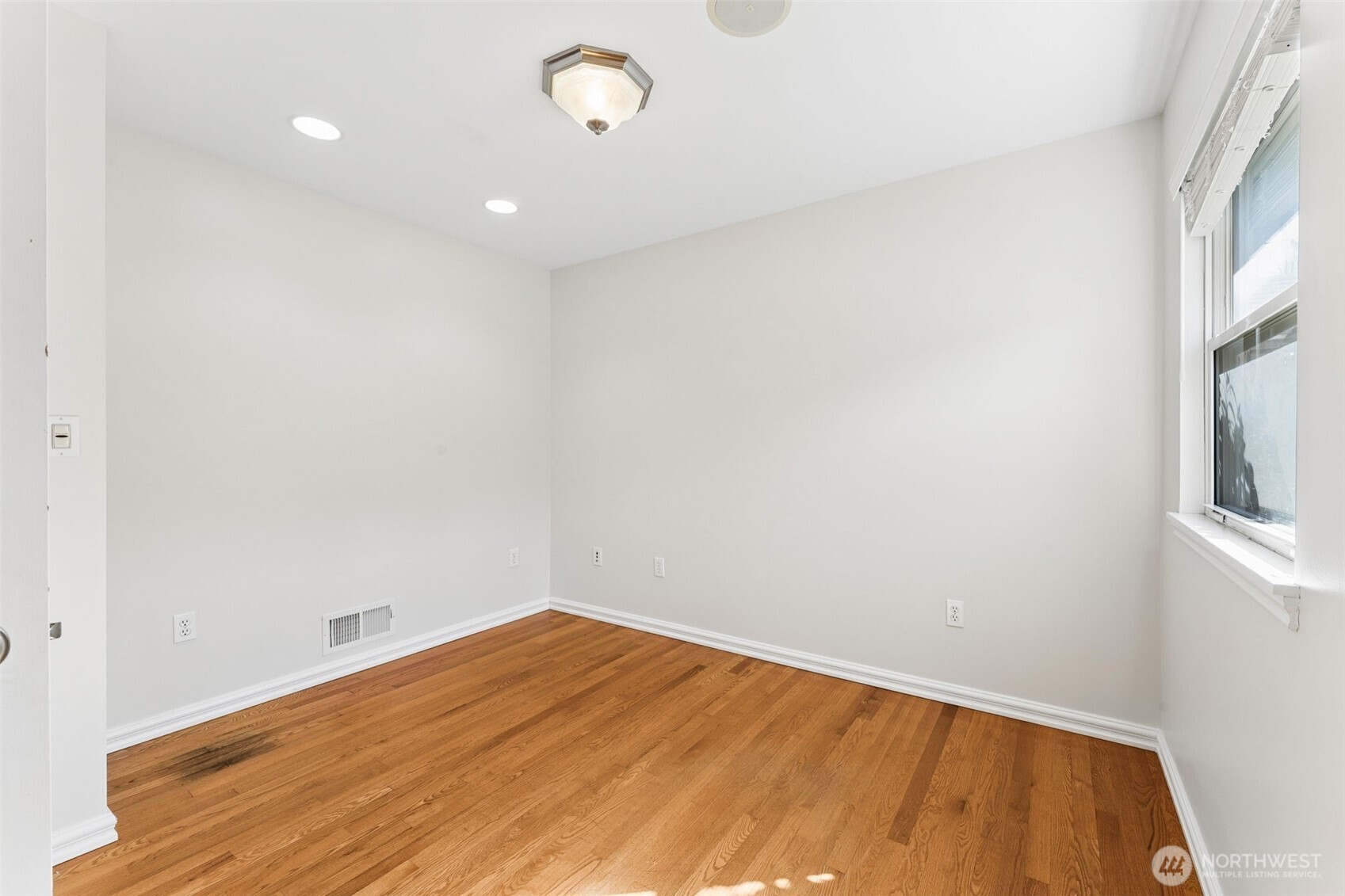 8424 East Side Drive NE