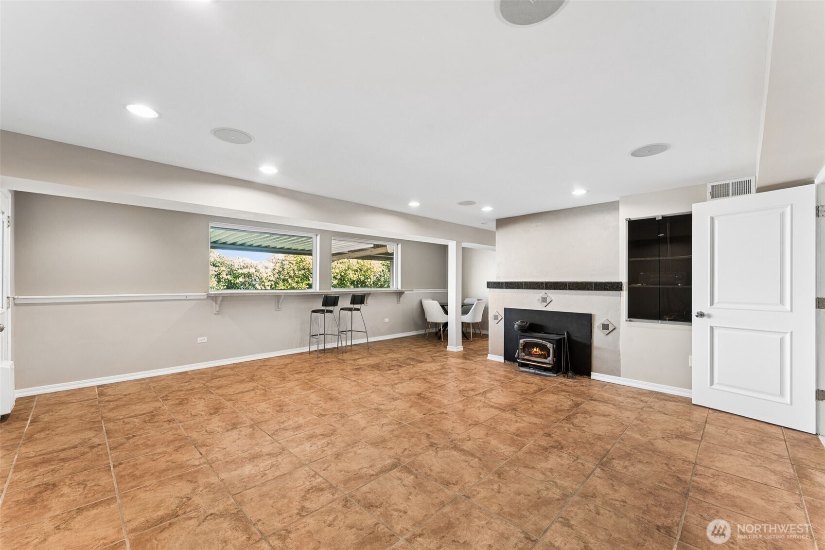 8424 East Side Drive NE