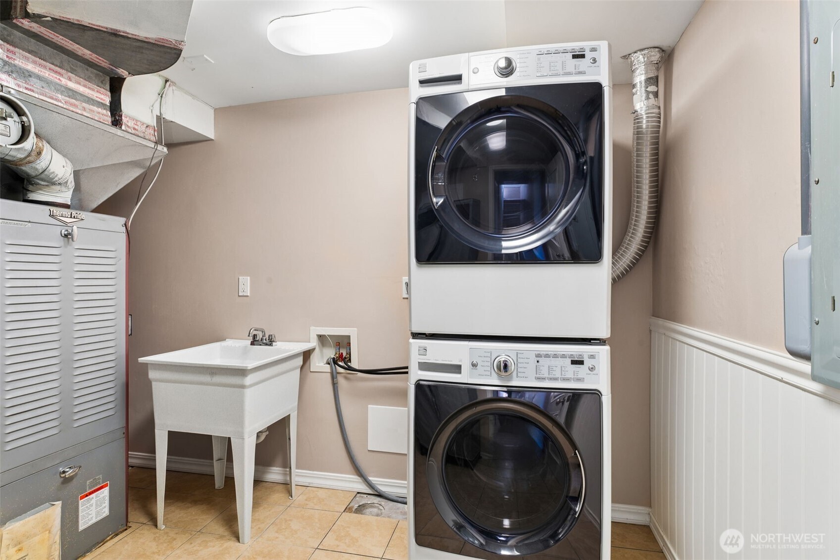 8424 East Side Drive NE