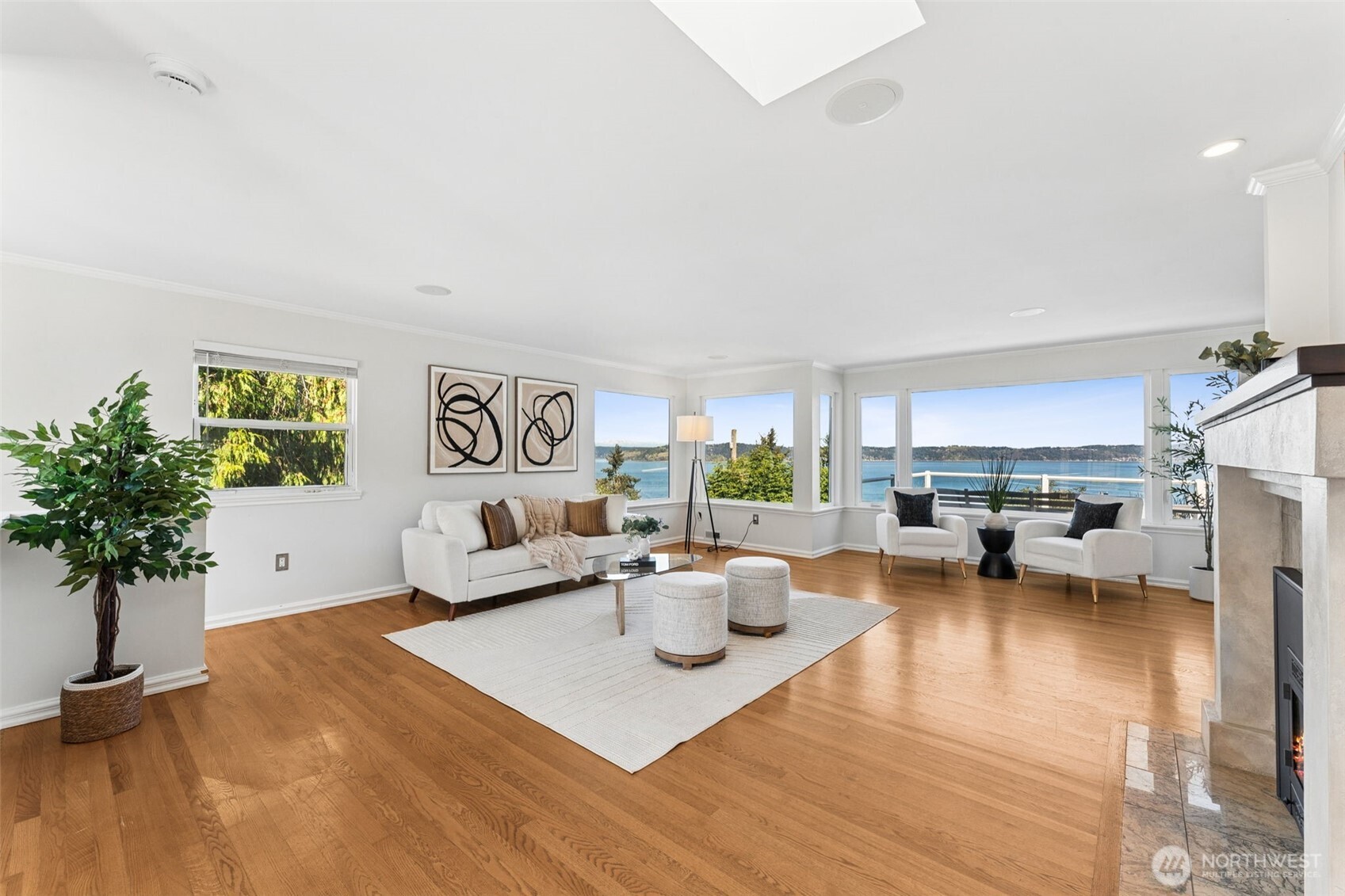 8424 East Side Drive NE