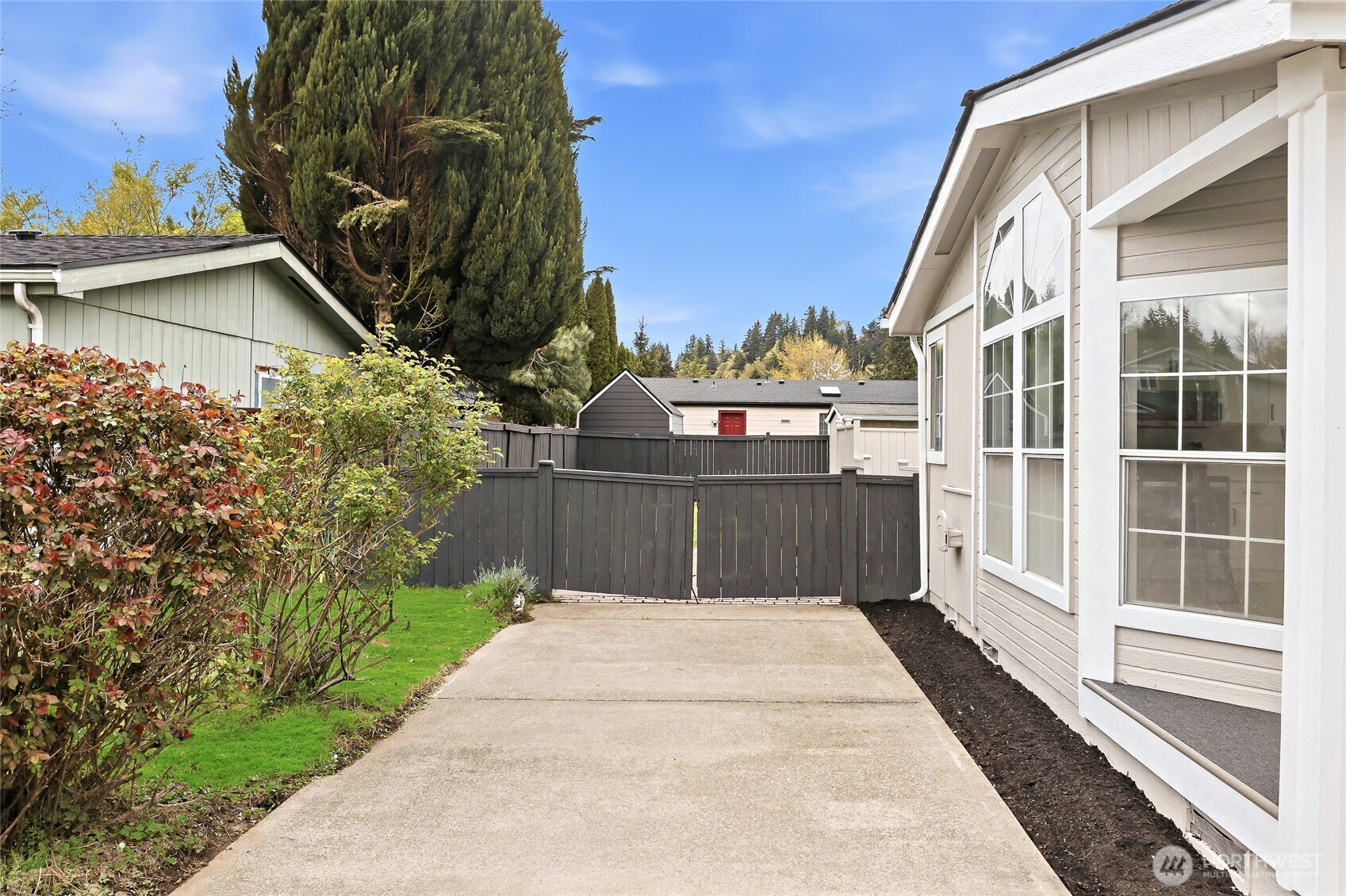 410 V Place SE