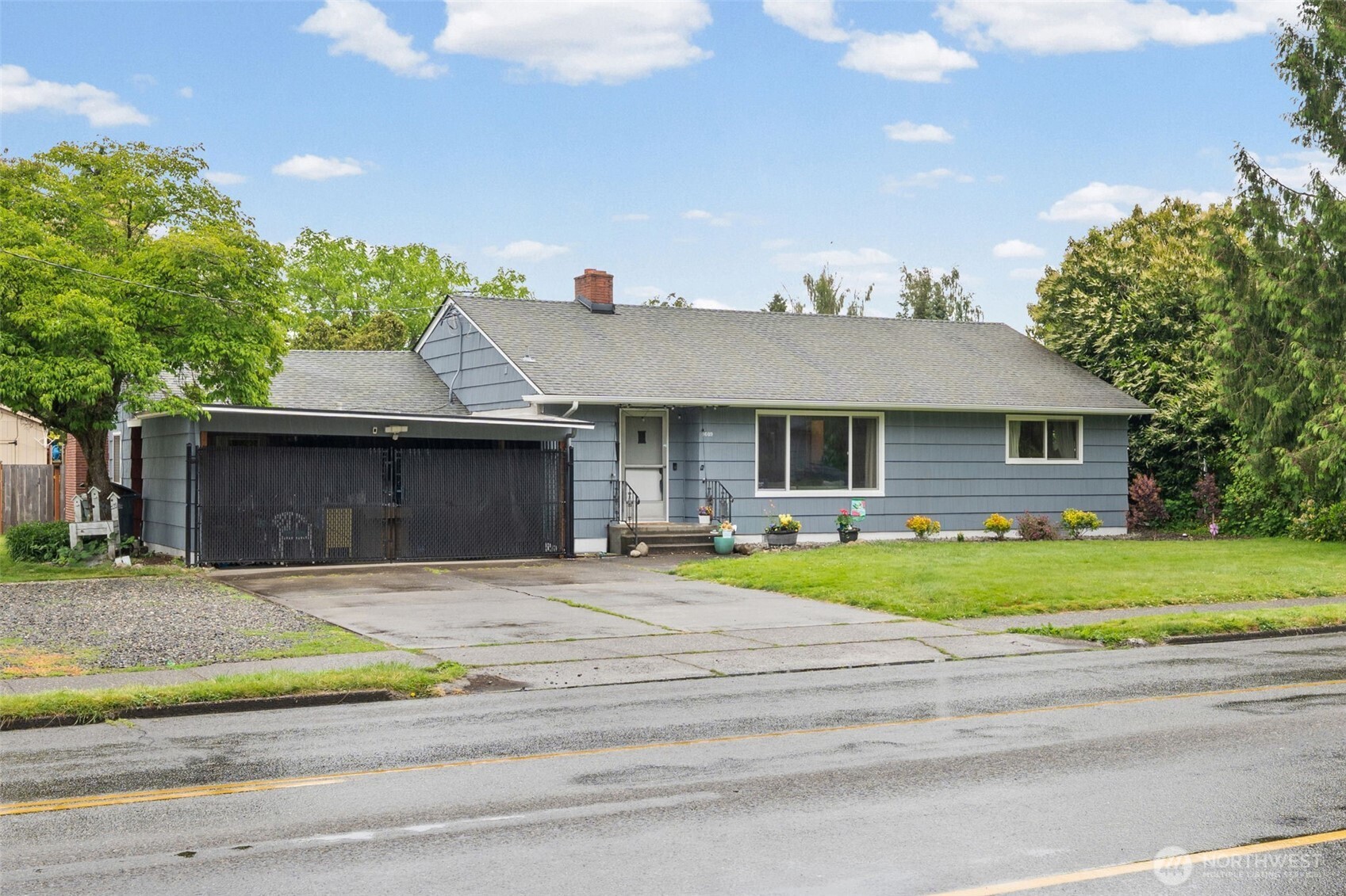 1609 W Pioneer Avenue