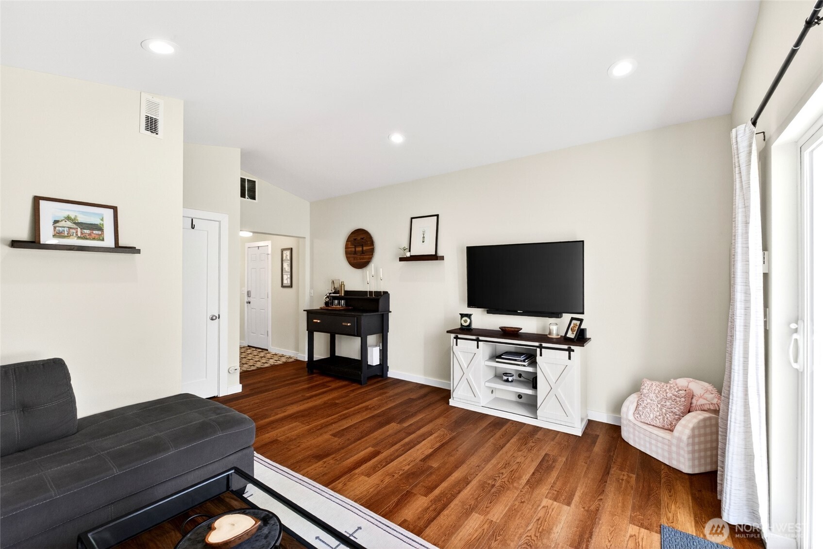 1604 W Pioneer Avenue