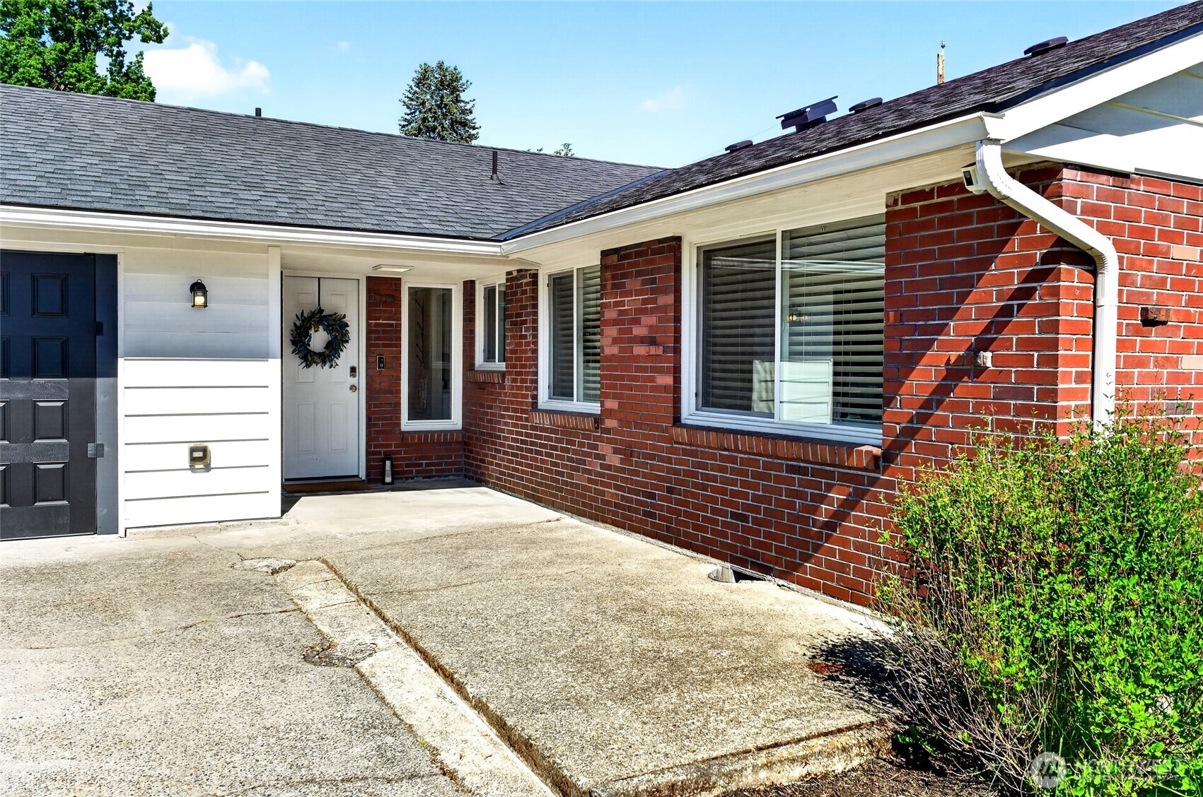 1604 W Pioneer Avenue