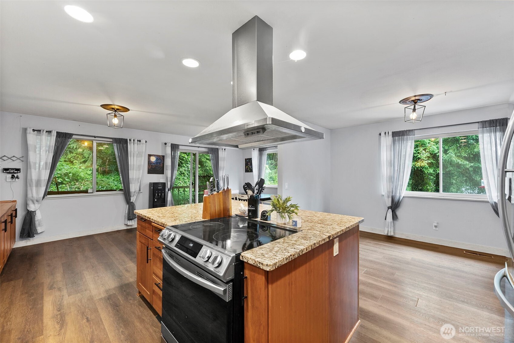 1422 Colchester Dr SE