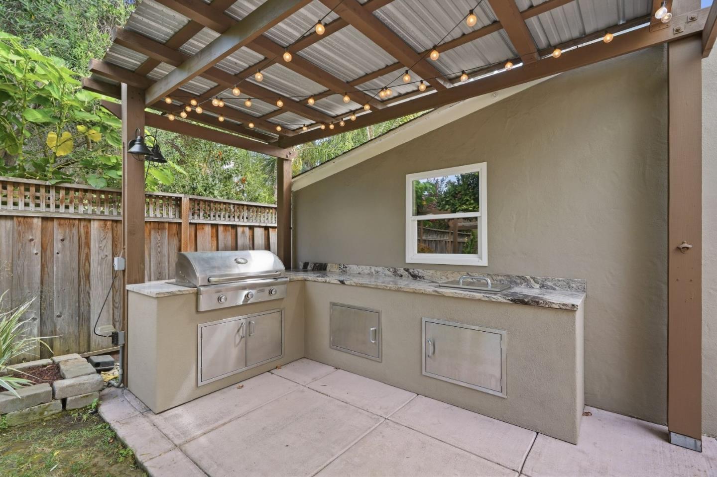 854 Riverside DR