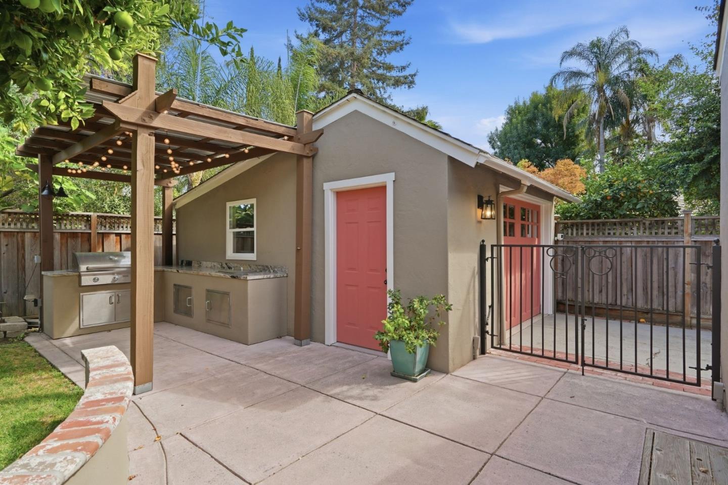 854 Riverside DR
