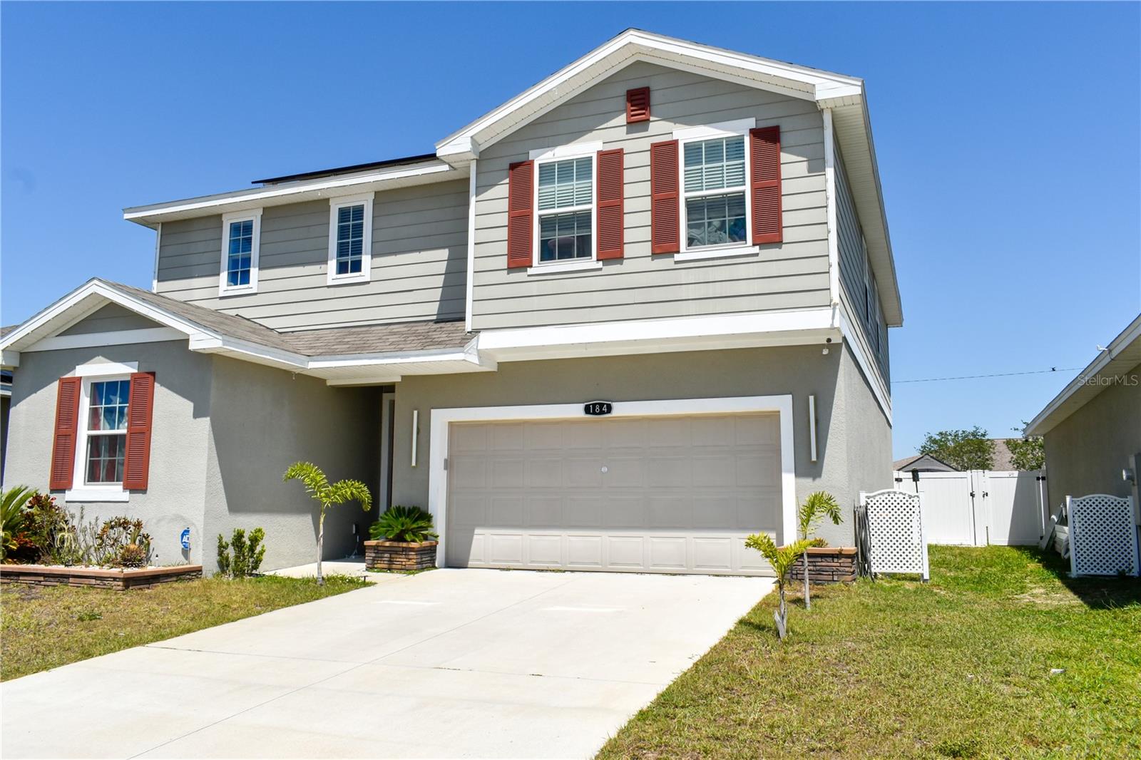 184 LAKE SMART CIR