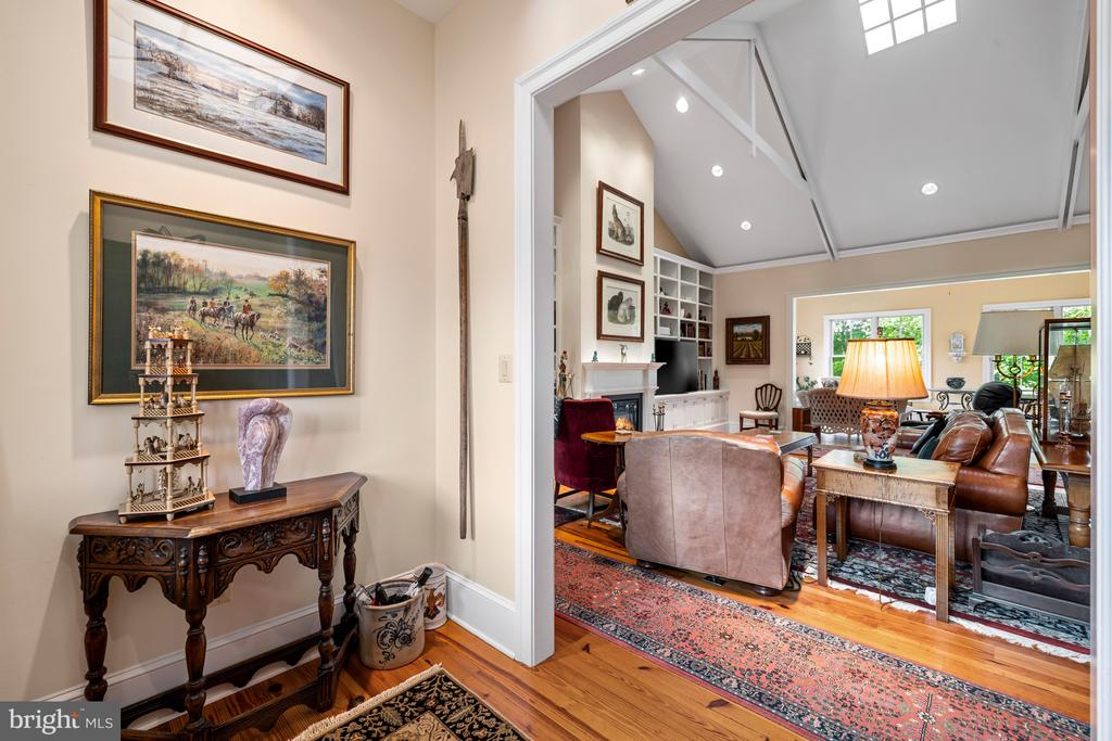 20147 WOODTRAIL RD