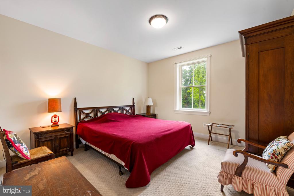 20147 WOODTRAIL RD