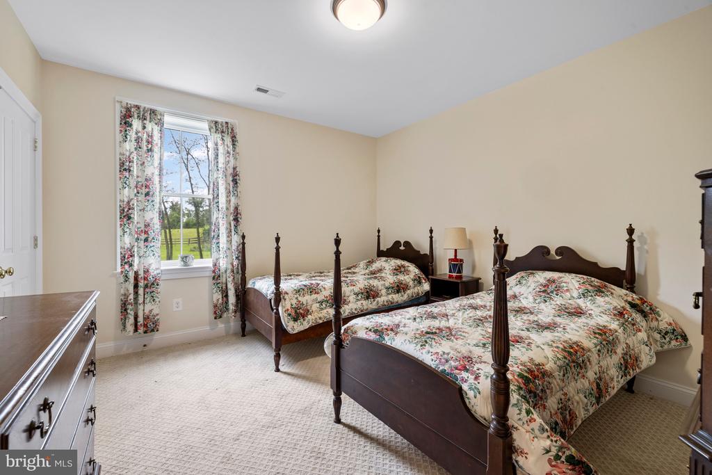 20147 WOODTRAIL RD