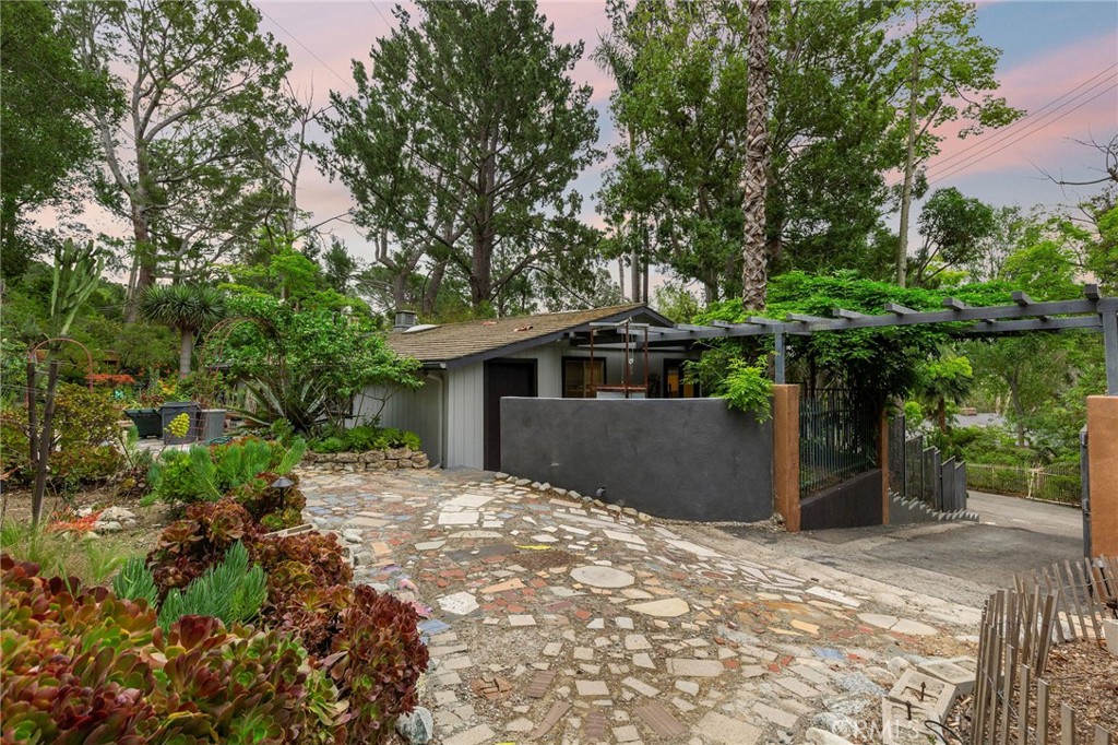 9885 Deerhaven Drive