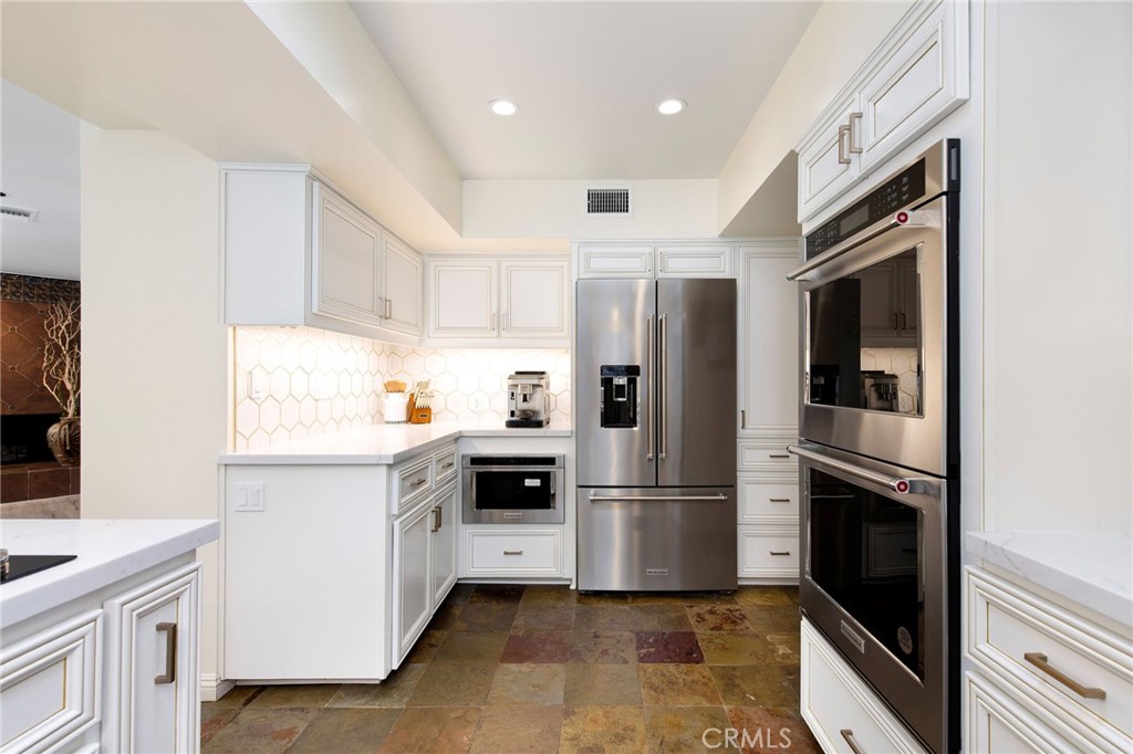 9885 Deerhaven Drive
