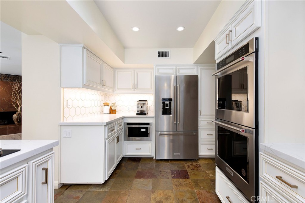 9885 Deerhaven Drive