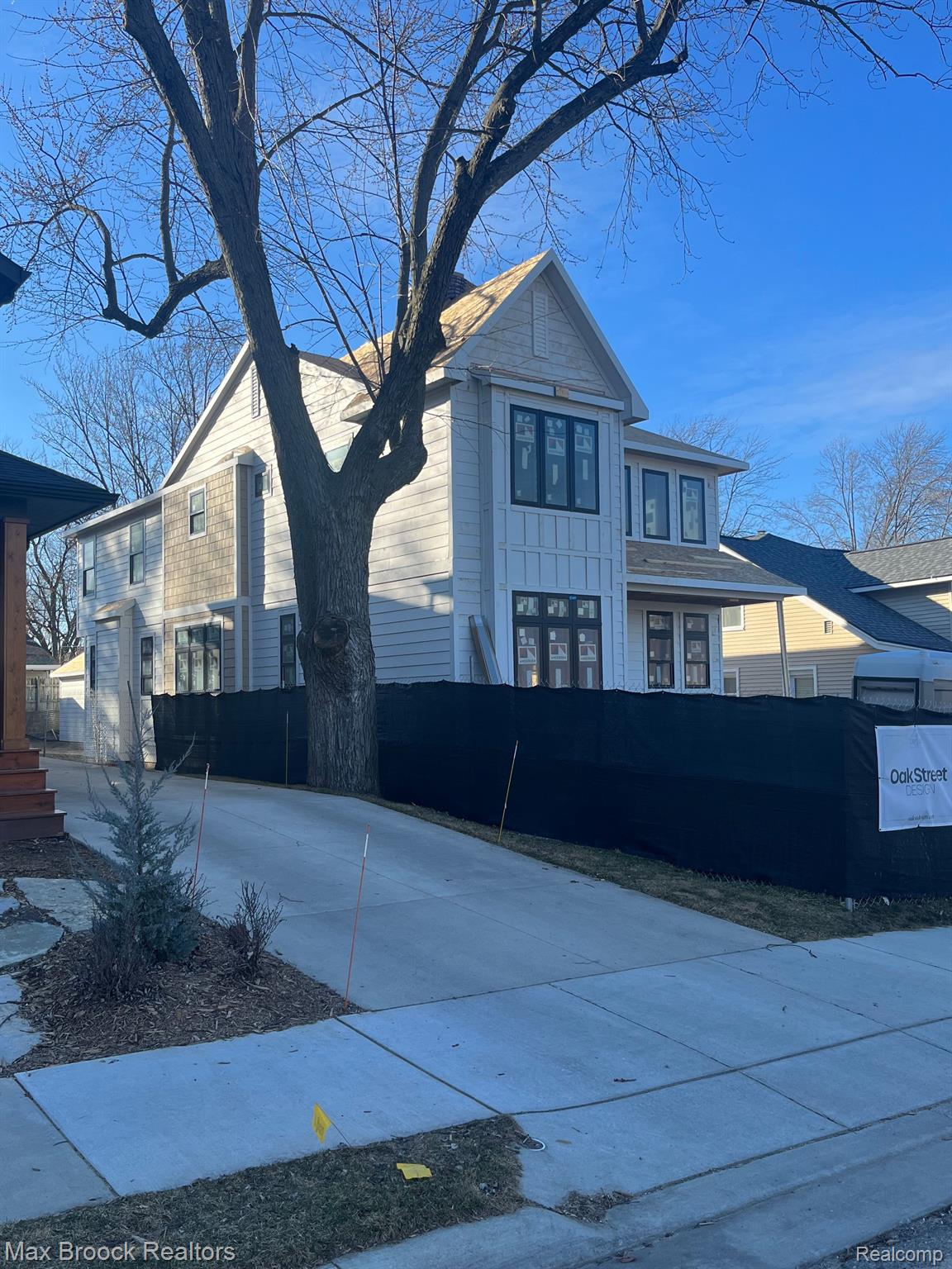 333 N CASTELL Avenue