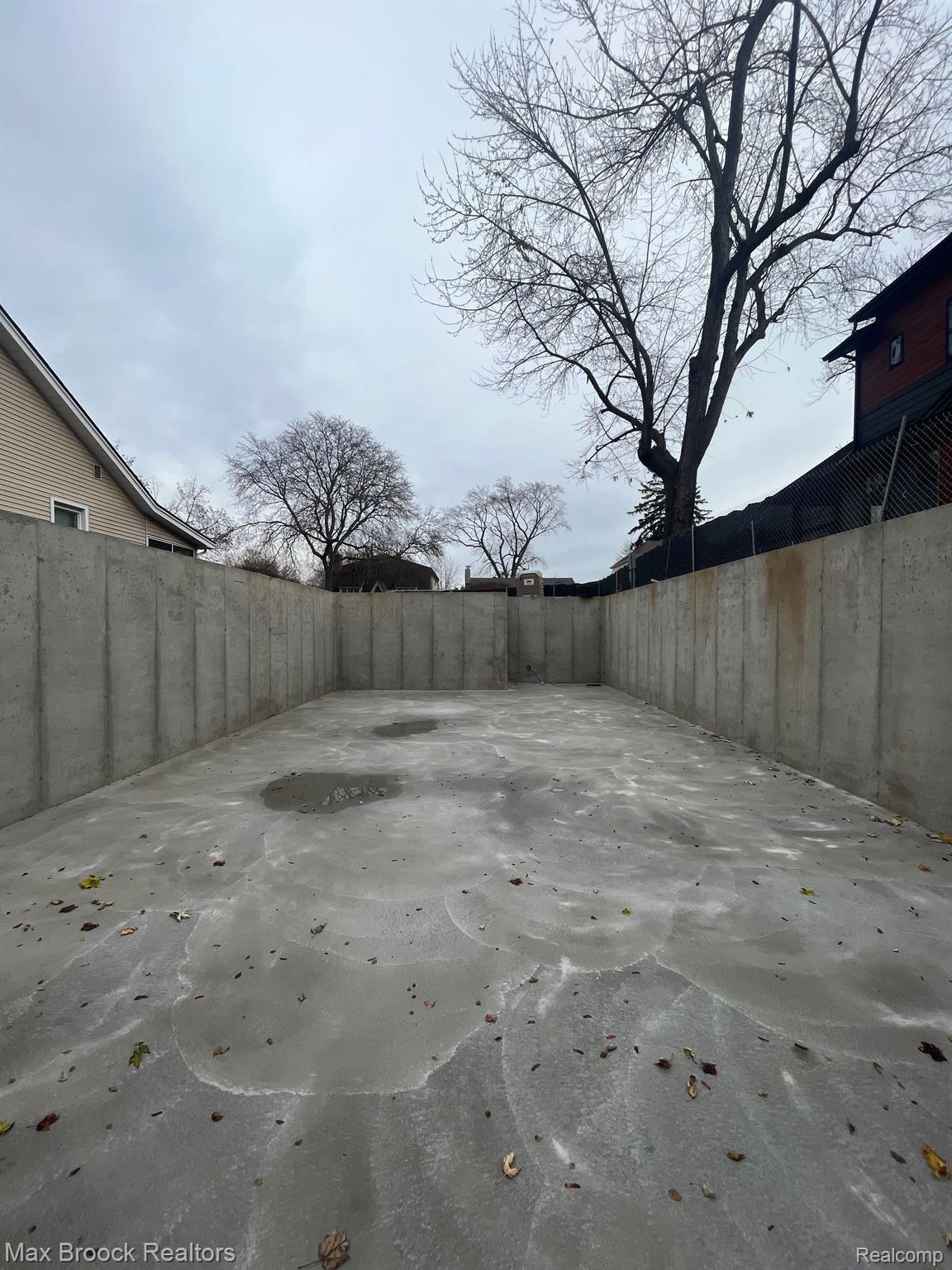 333 N CASTELL Avenue