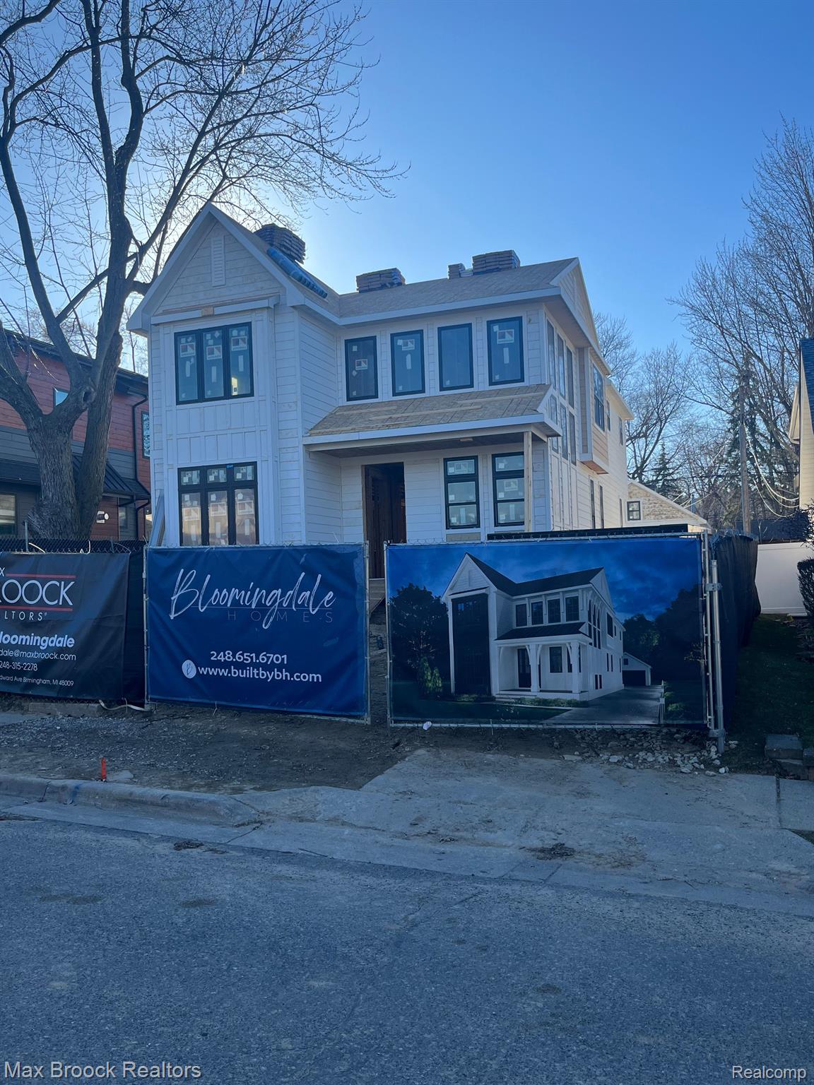 333 N CASTELL Avenue