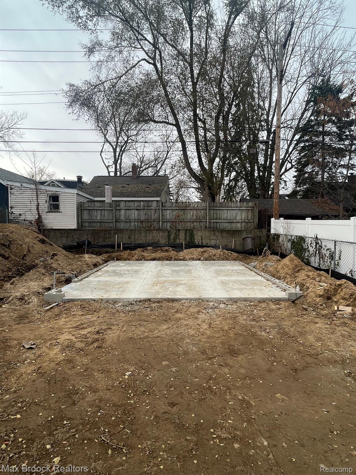 333 N CASTELL Avenue