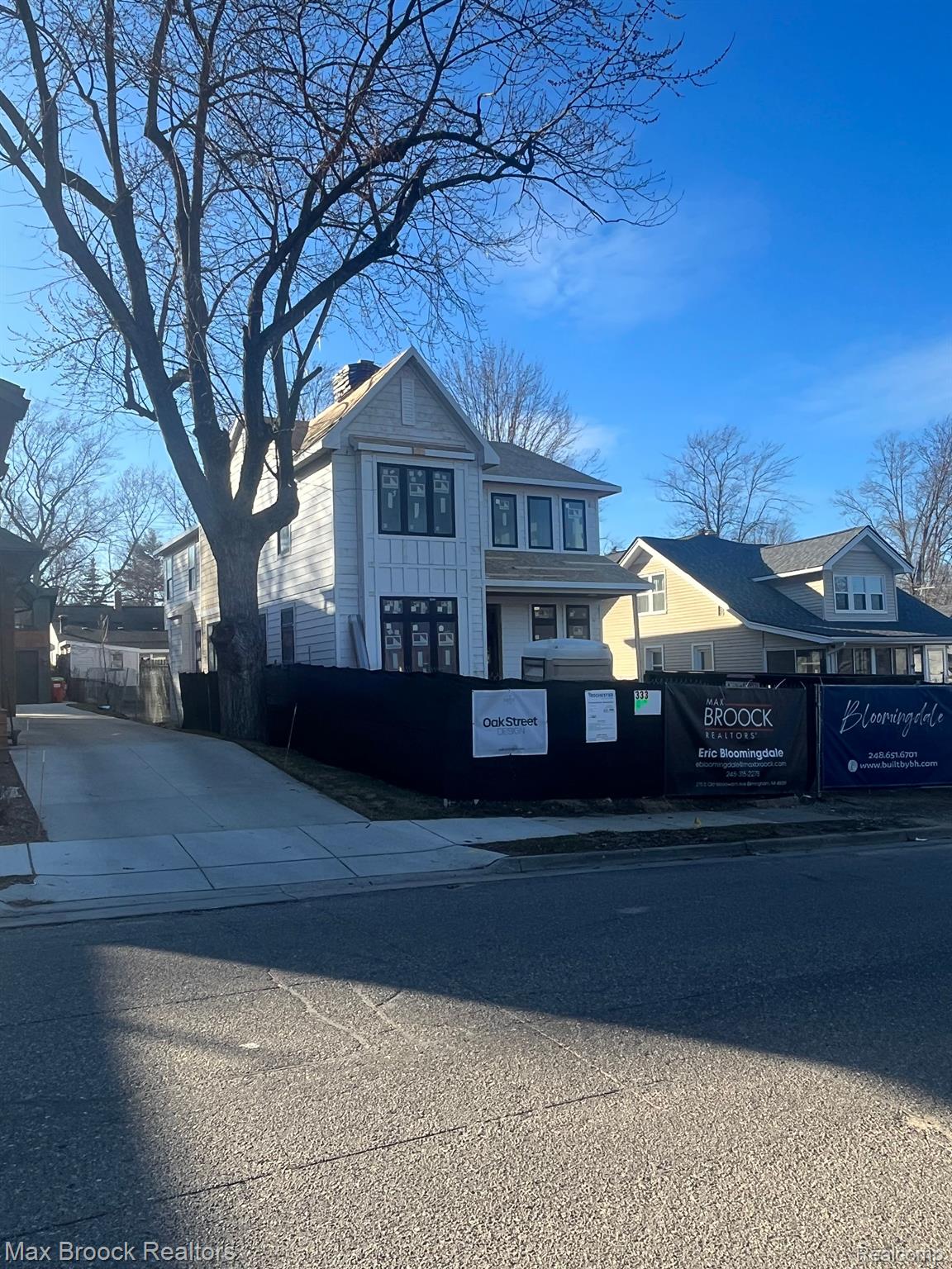 333 N CASTELL Avenue