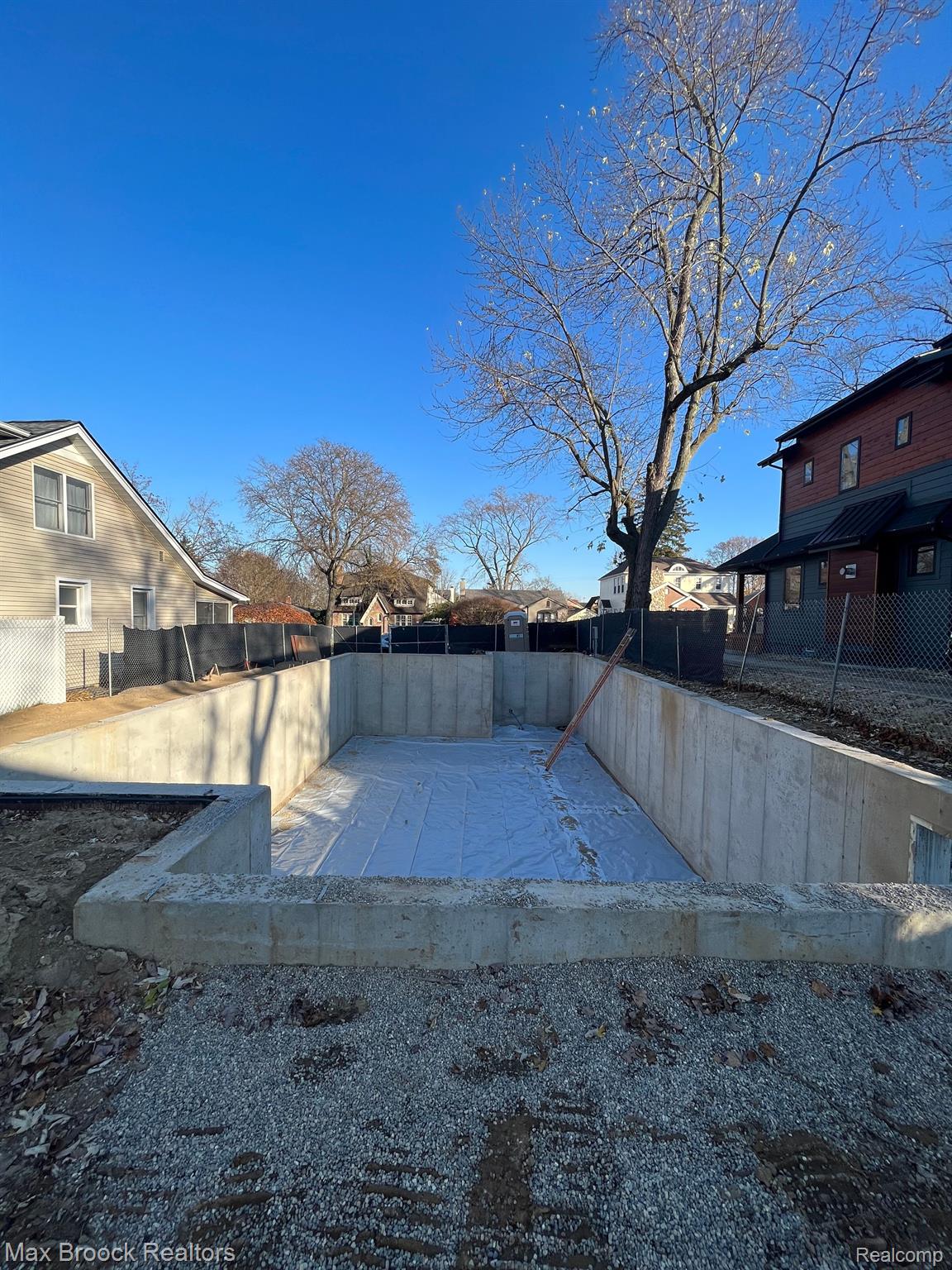 333 N CASTELL Avenue