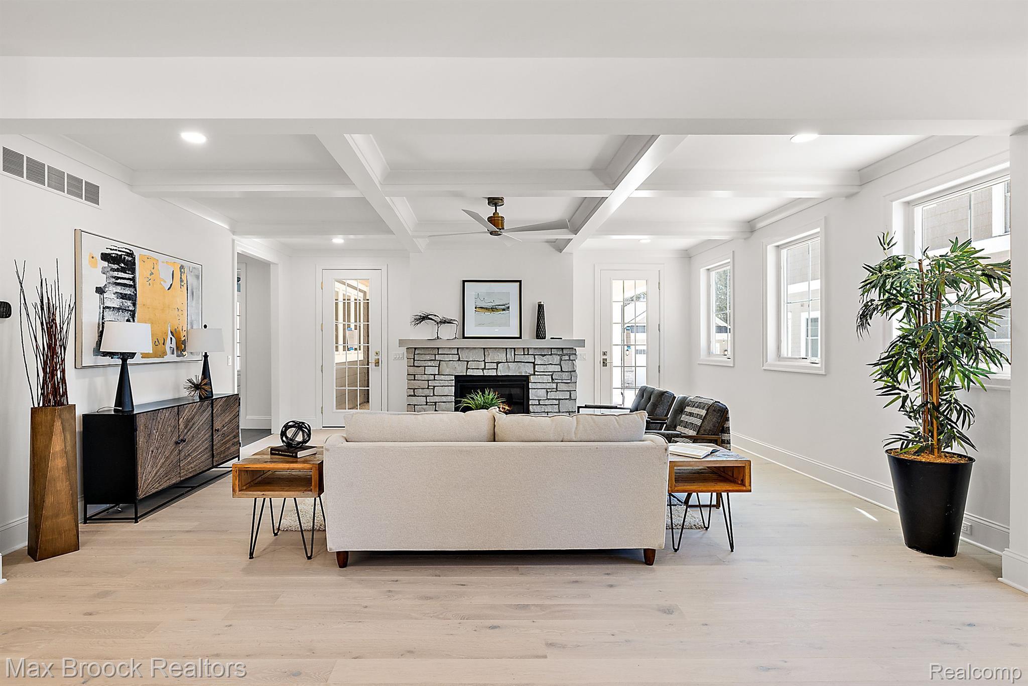 1371 NORTHLAWN Boulevard