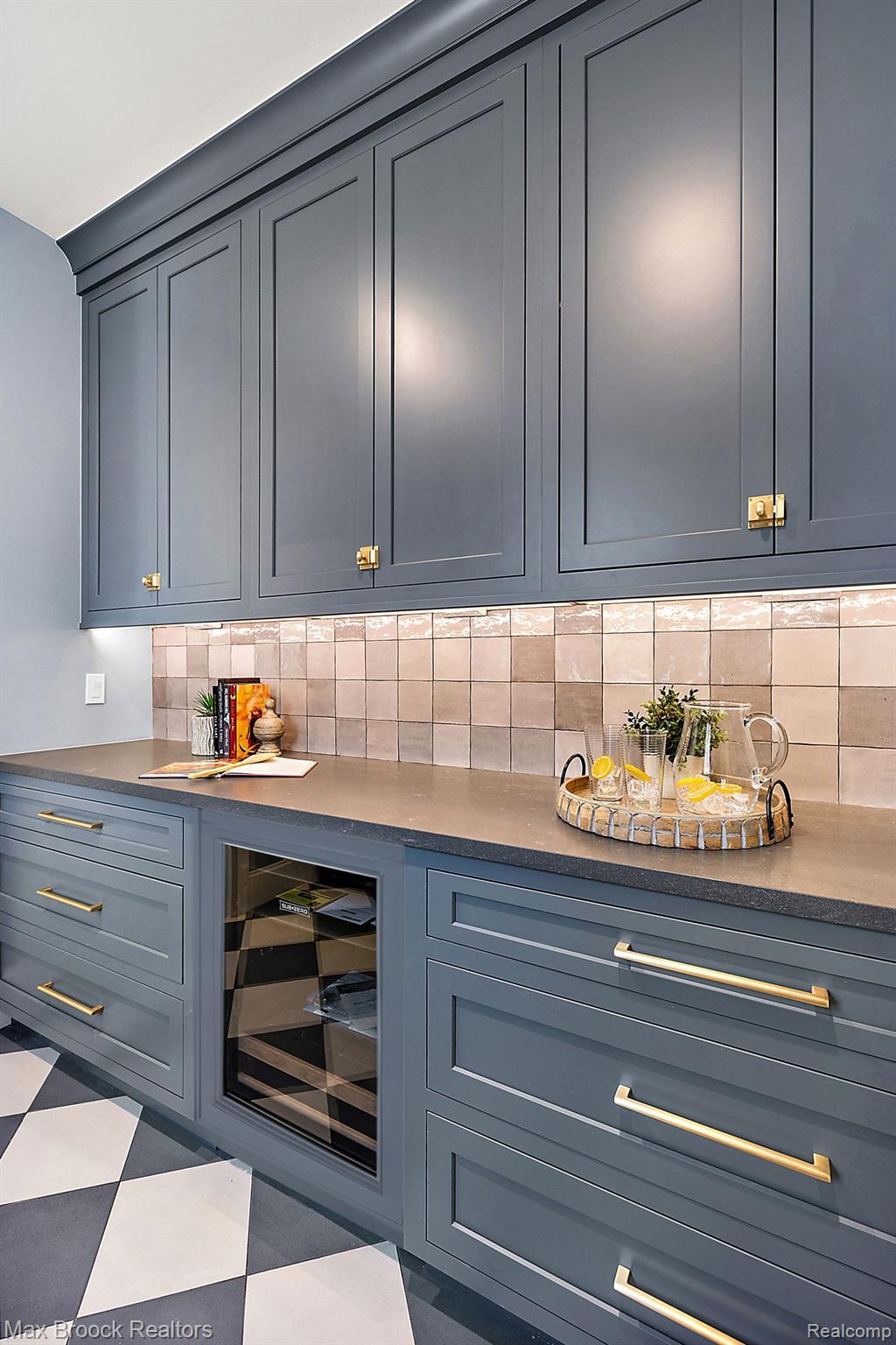 1371 NORTHLAWN Boulevard