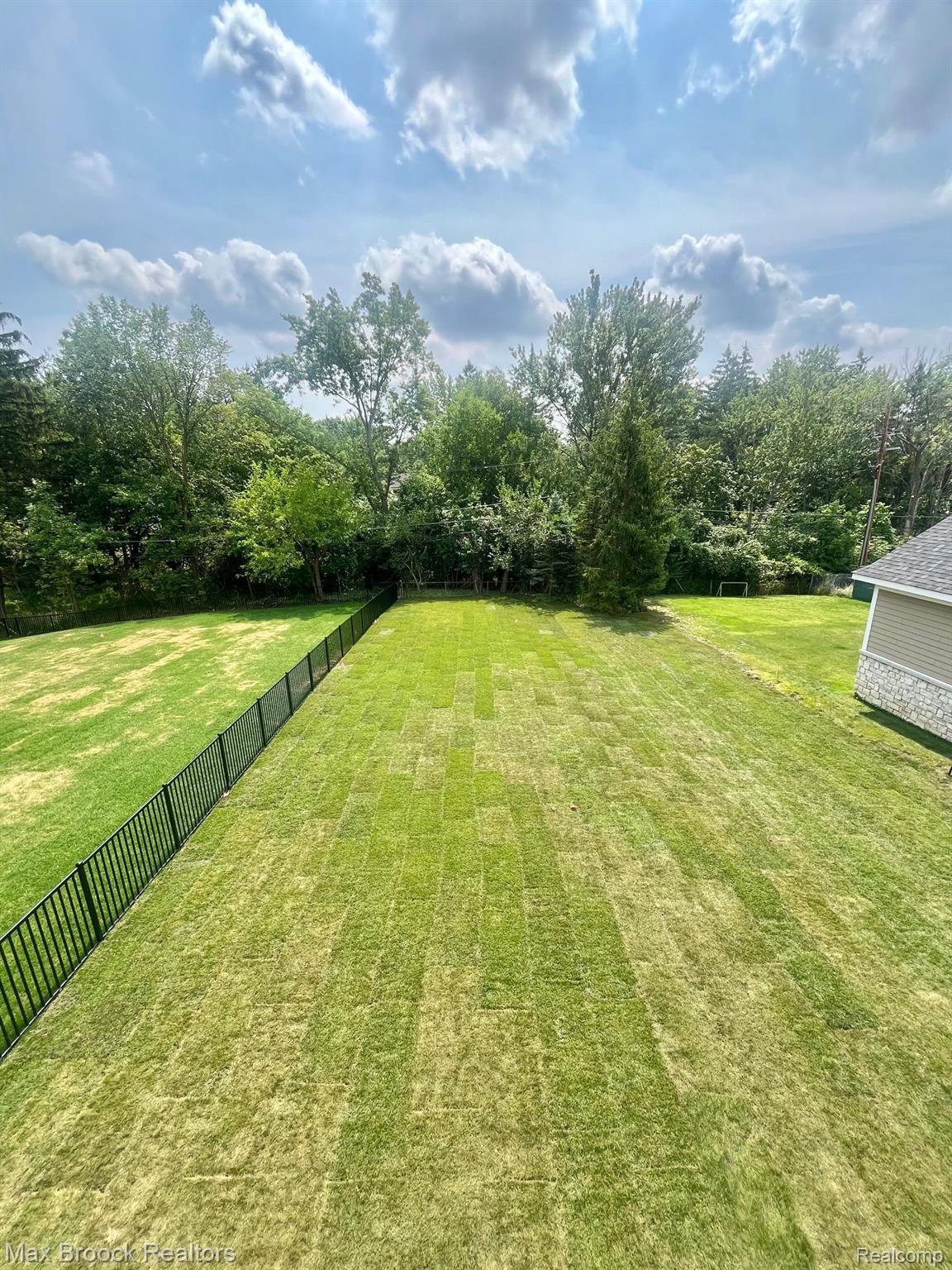 1371 NORTHLAWN Boulevard