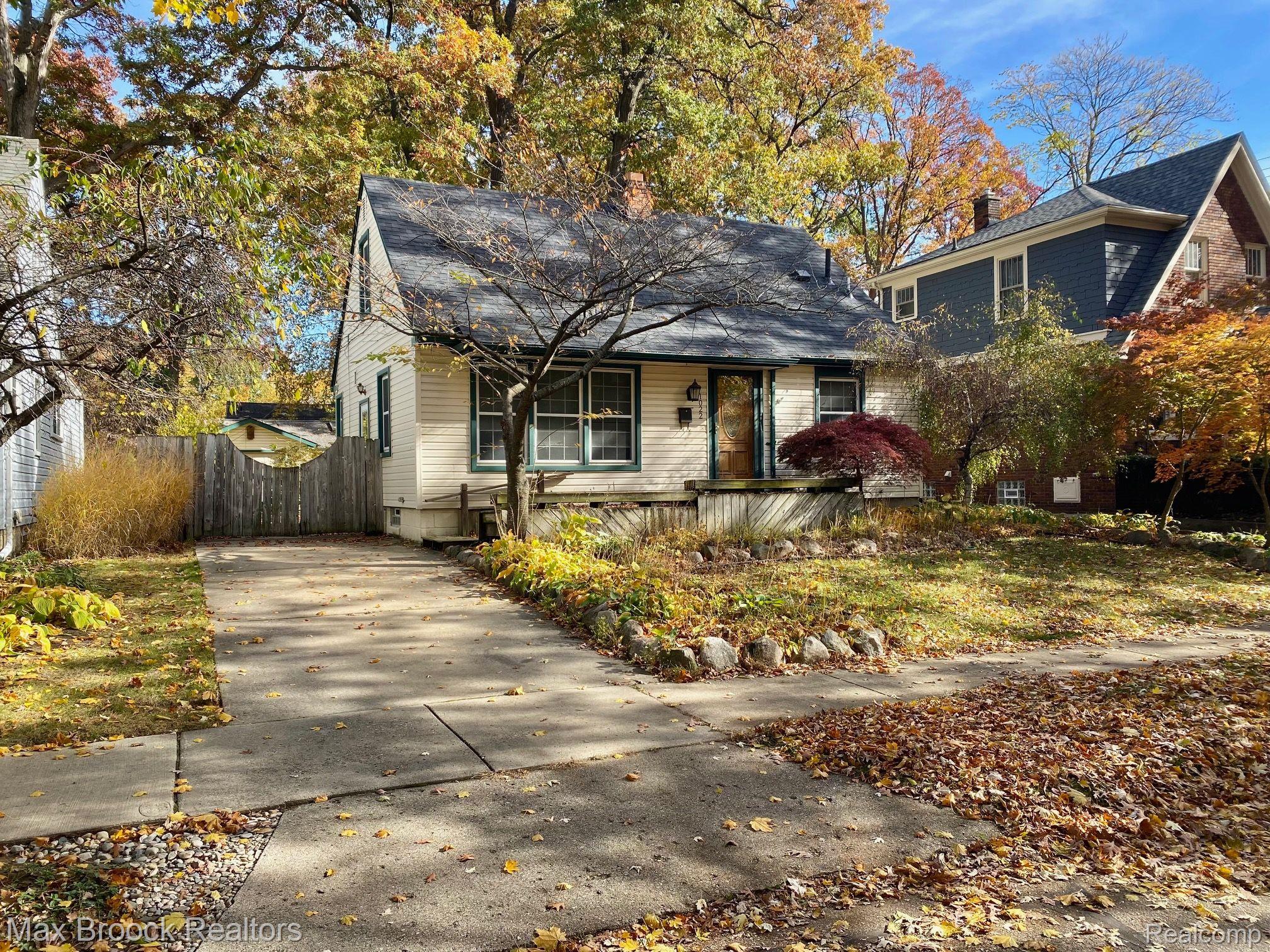 1022 N MAPLE AVE