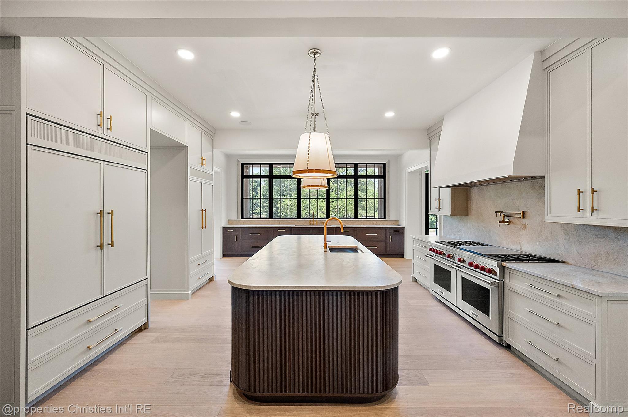 592 LAKESIDE DR