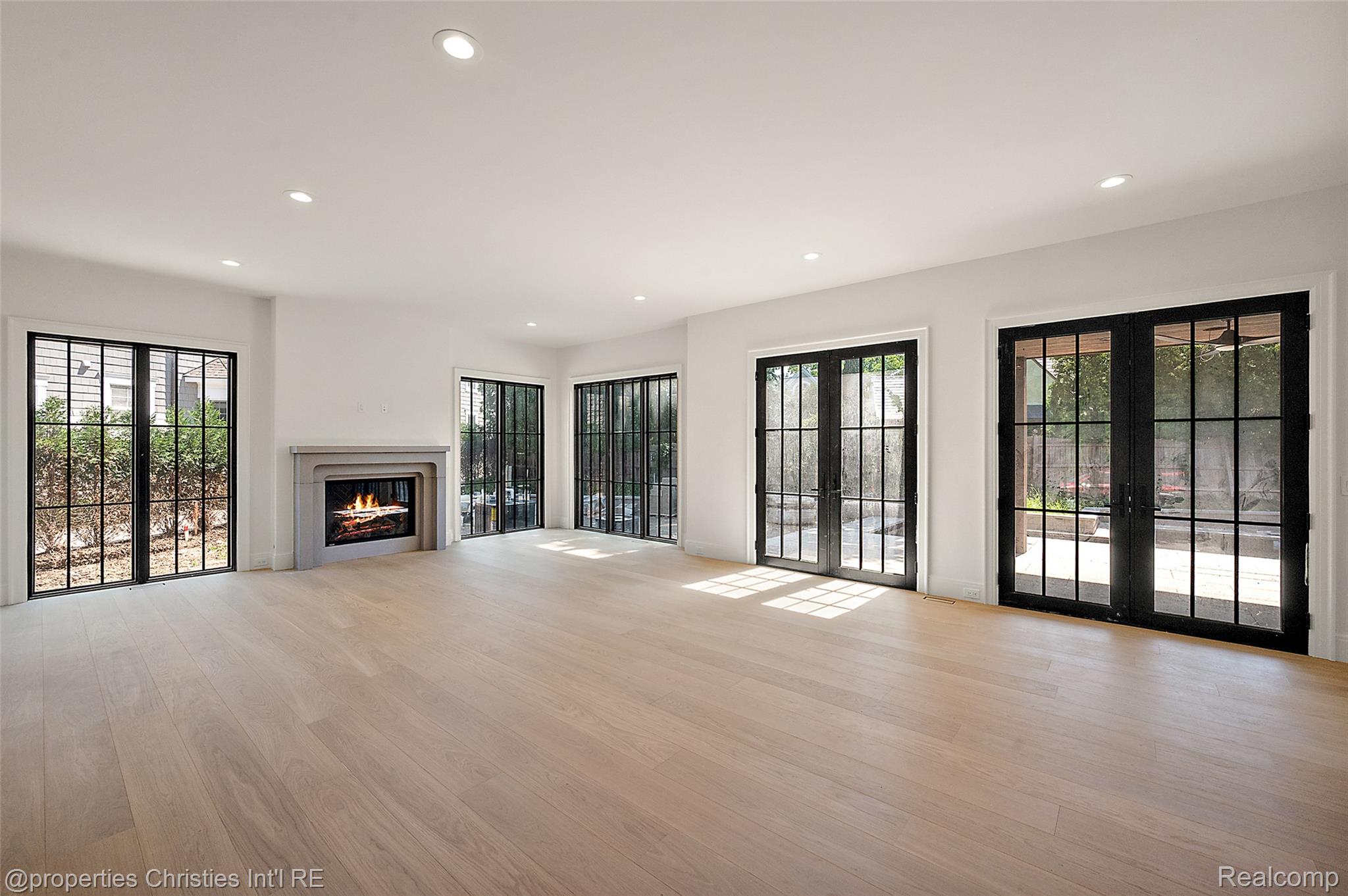 592 LAKESIDE DR