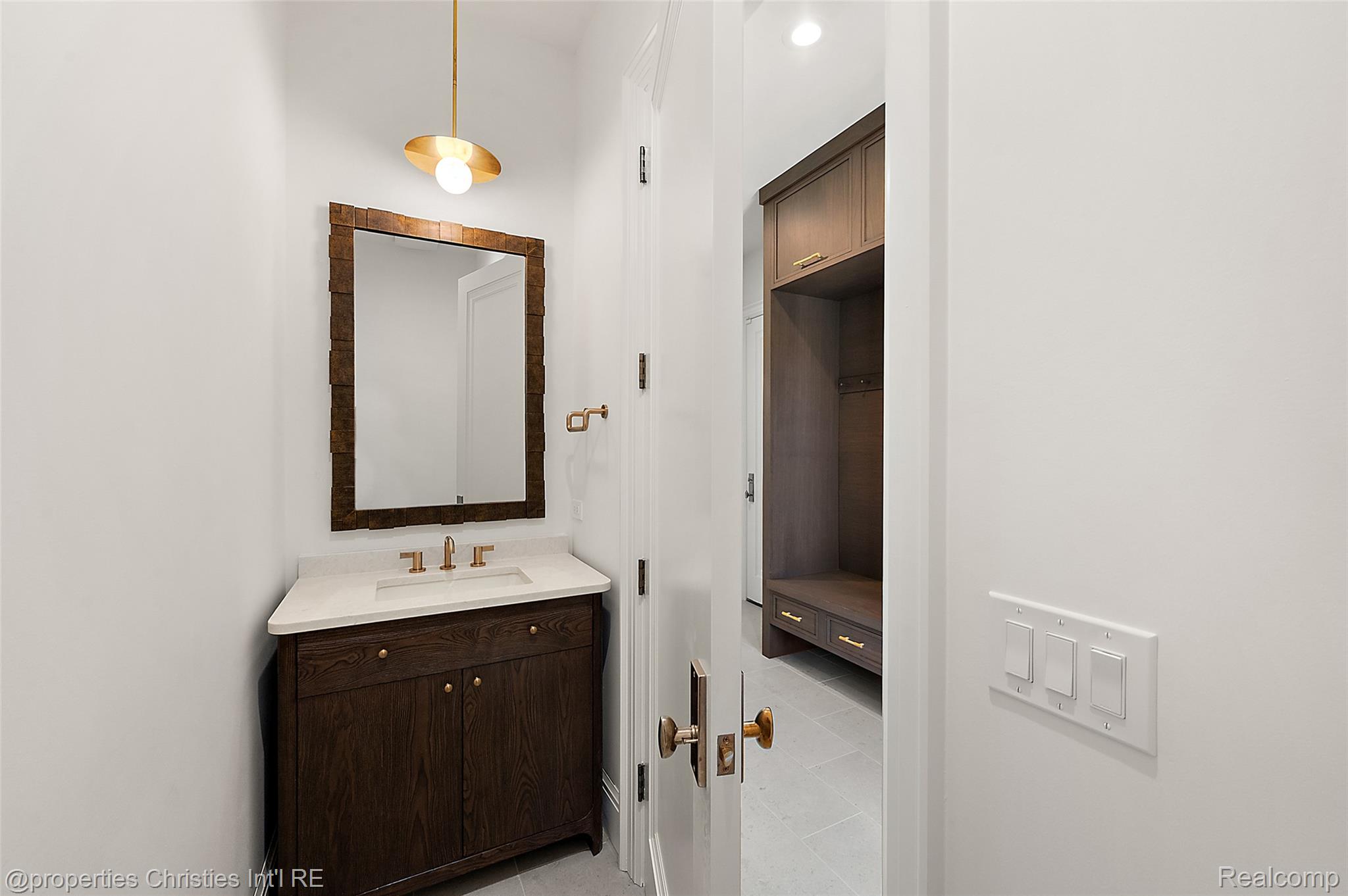 592 LAKESIDE DR